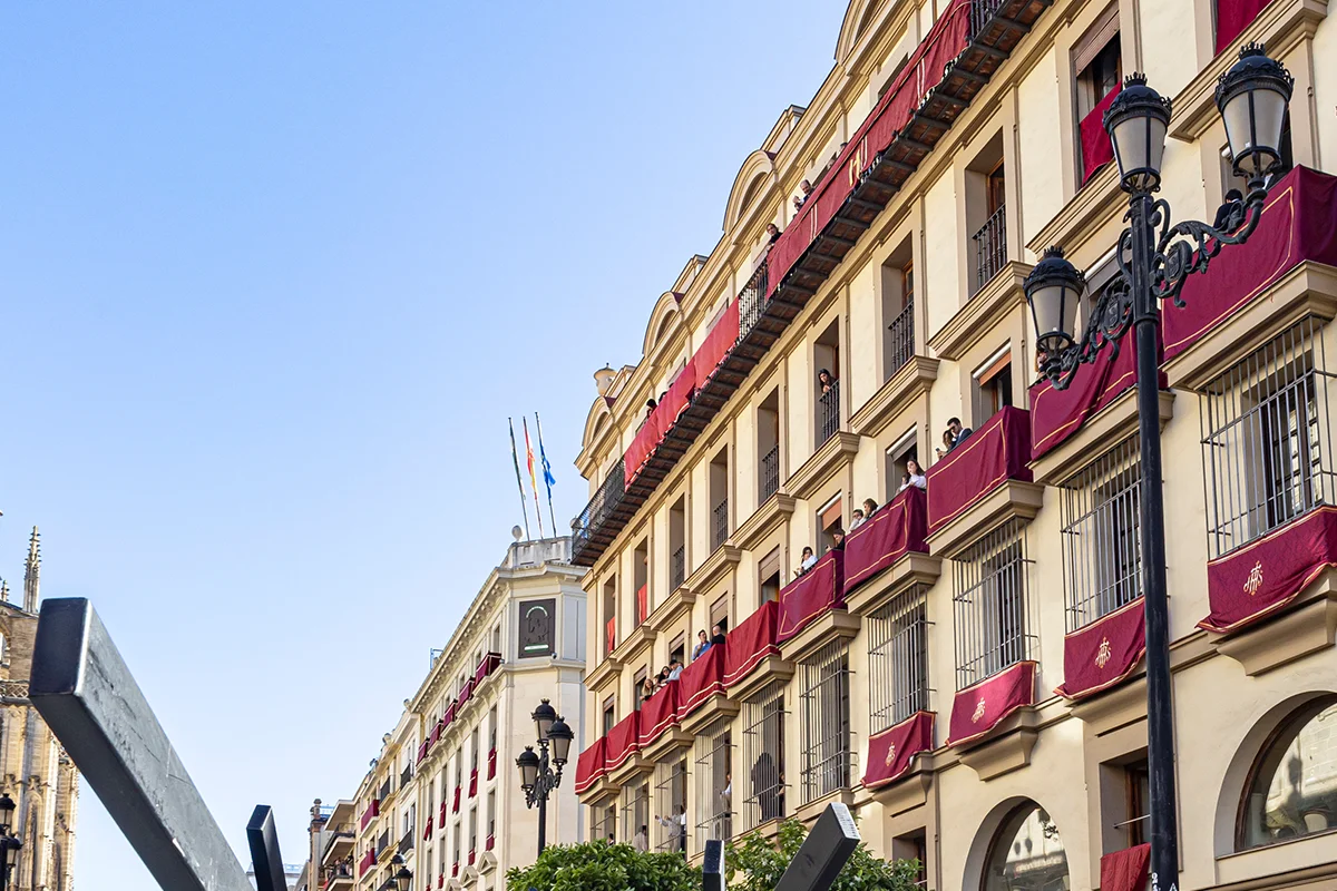 EN PLENO CORAZÓN DE SEVILLA, DONDE LA LUZ SE FILTRA ENTRE NARANJOS Y LA CIUDAD LATE CON UN RITMO PROPIO, HAY UN HOTEL QUE SE PRESENTA COMO UN REFUGIO MODERNO CON ALMA CLÁSICA. ES UNO DE ESOS ESTABLECIMIENTOS QUE ENTIENDEN QUE EL VERDADERO LUJO NO ESTÁ EN EL EXCESO, SINO EN LA COMODIDAD BIEN PENSADA. TE ESPERAN.