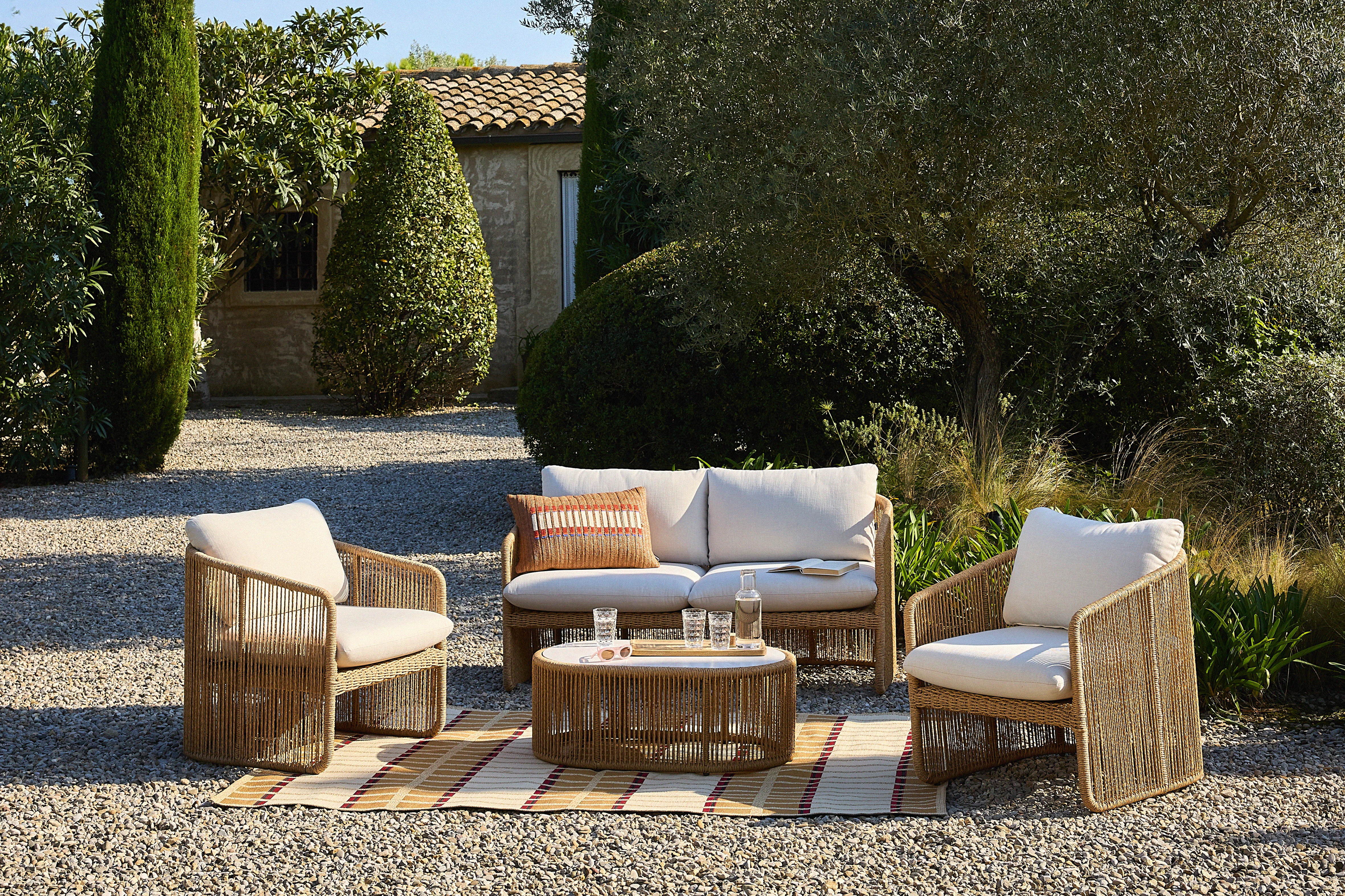 MAISONS DU MONDE    Cuando llegan los meses de calor, la terraza, el balcón o el jardín se convierten en el gran escenario del verano. Con esta idea en mente, Maisons du Monde presenta una selección de conjuntos de exterior diseñados para transformar cualquier espacio al aire libre en una extensión natural del hogar. La colección apuesta por líneas contemporáneas, estructuras ligeras y una estética relajada que invita a bajar el ritmo. Sofás, sillones y mesas auxiliares se combinan en propuestas versátiles capaces de adaptarse tanto a pequeños balcones urbanos como a amplios jardines, creando ambientes cómodos para leer, compartir una comida o alargar las sobremesas después de una buena barbacoa con amigos. Más allá de la estética, la firma pone el foco en la funcionalidad con materiales resistentes y fáciles de mantener, pensados para acompañar toda la temporada.