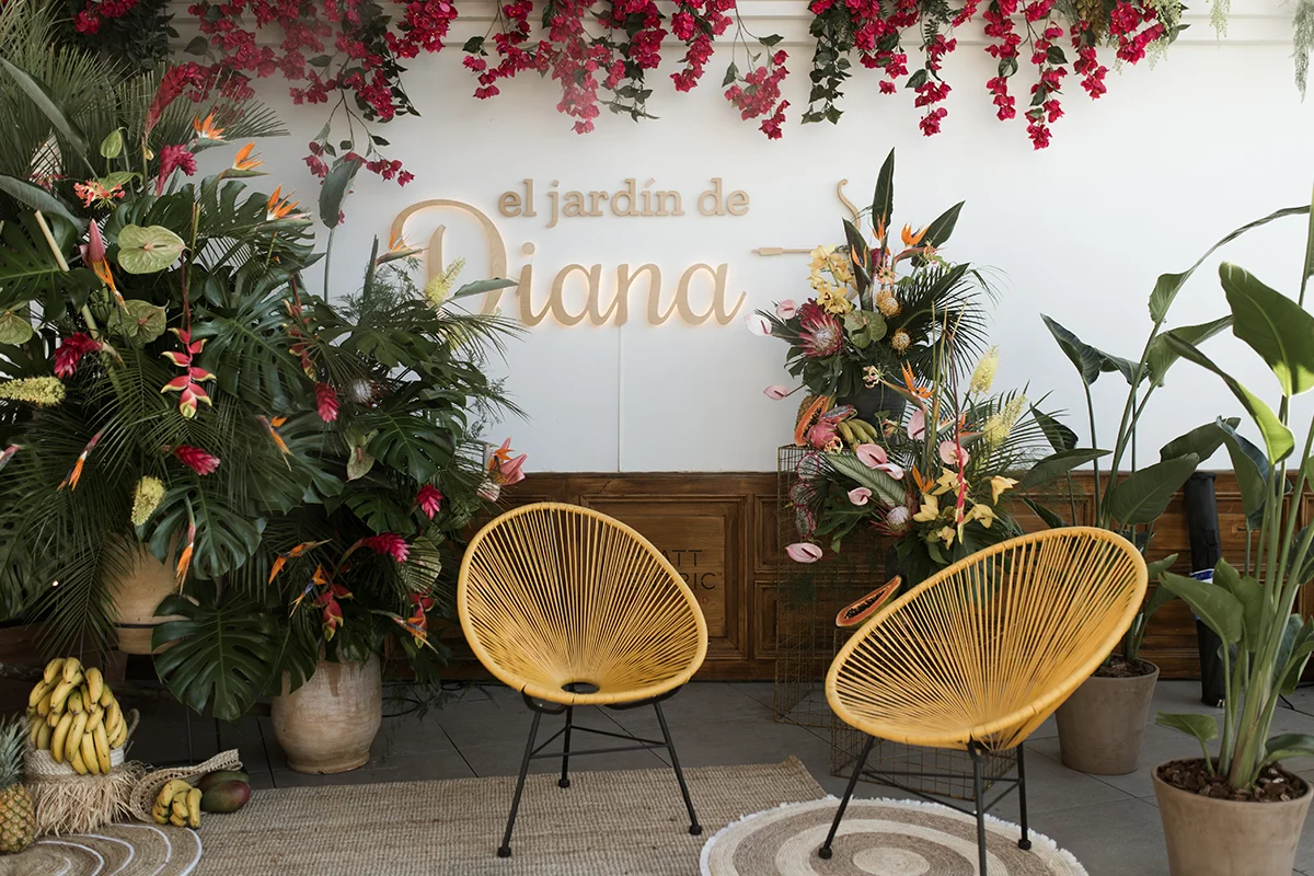Desde AVENUE queremos sumar otra novedad: la última apertura de Hyatt Centric Gran Vía Madrid, que ha inaugurado la nueva temporada de “El Jardín de Diana”, convertida este verano en un homenaje a las Islas Canarias. Desde el 21 de mayo, el rooftop se ha transformado en Brisa Canaria, un guachinche en el cielo de la Gran Vía a través de una puesta en escena inspirada en la naturaleza salvaje del archipiélago con su vegetación exuberante, materiales orgánicos, texturas volcánicas y una paleta de tonos arena y negro que evocan a las islas frente al océano Atlántico. La propuesta gastronómica que acompaña este viaje reinterpreta algunos de los sabores más emblemáticos, con las tradicionales e imprescindibles papas arrugadas con mojo picón, la vieja al horno con papas canarias y brotes frescos o la tosta crujiente de patata asada, berenjena, queso isleño y miel, una combinación donde los matices dulces, tostados y cremosos evocan la calidez y autenticidad de la cocina canaria. hyatt.com/hyatt-centric