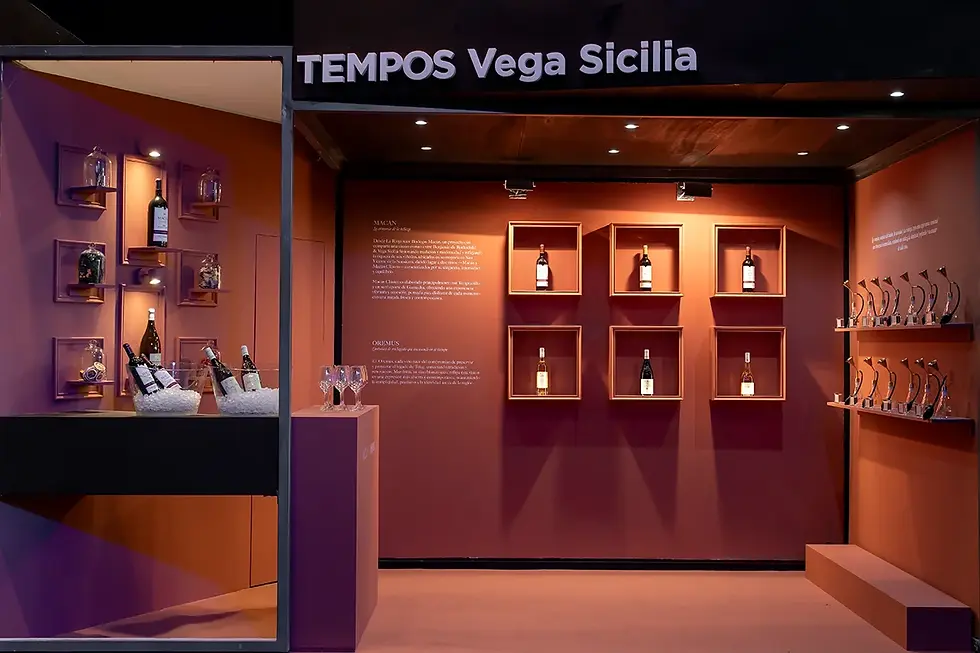 El vino y el tenis tienen este año un nuevo punto de unión en el Mutua Madrid Open 2026 gracias a la incorporación de TEMPOS Vega Sicilia como colaborador oficial del torneo. Durante las dos semanas de competición, los protagonistas enológicos serán Mandolás y Macán Clásico, dos vinos que representan la excelencia, la autenticidad y la visión contemporánea de la alta viticultura europea.
Por un lado, Mandolás, elaborado por Bodegas Oremus, ofrece una interpretación moderna de la histórica región húngara de Tokaj. Elaborado exclusivamente con uva Furmint, este vino blanco seco sorprende por su marcada mineralidad, su vibrante acidez y una elegancia fresca que se equilibra con notas de fruta blanca, cítricos y delicados matices de madera. Un perfil sofisticado que lo convierte en el acompañante perfecto para mariscos, sushi o pescados.
Desde La Rioja llega Macán Clásico, fruto de la colaboración entre Benjamin de Rothschild & Vega Sicilia, un tinto que combina tradición y modernidad a través de una interpretación elegante del Tempranillo riojano. Con notas de fruta roja, textura sedosa y un equilibrio entre intensidad y frescura, el vino refleja una visión contemporánea del terruño riojano sin perder autenticidad.
Ambos vinos podrán disfrutarse en el Club VIP del torneo y en un espacio sensorial diseñado especialmente para la ocasión, donde expertos sumilleres acercarán a los asistentes los aromas y matices que definen estas dos etiquetas excepcionales.