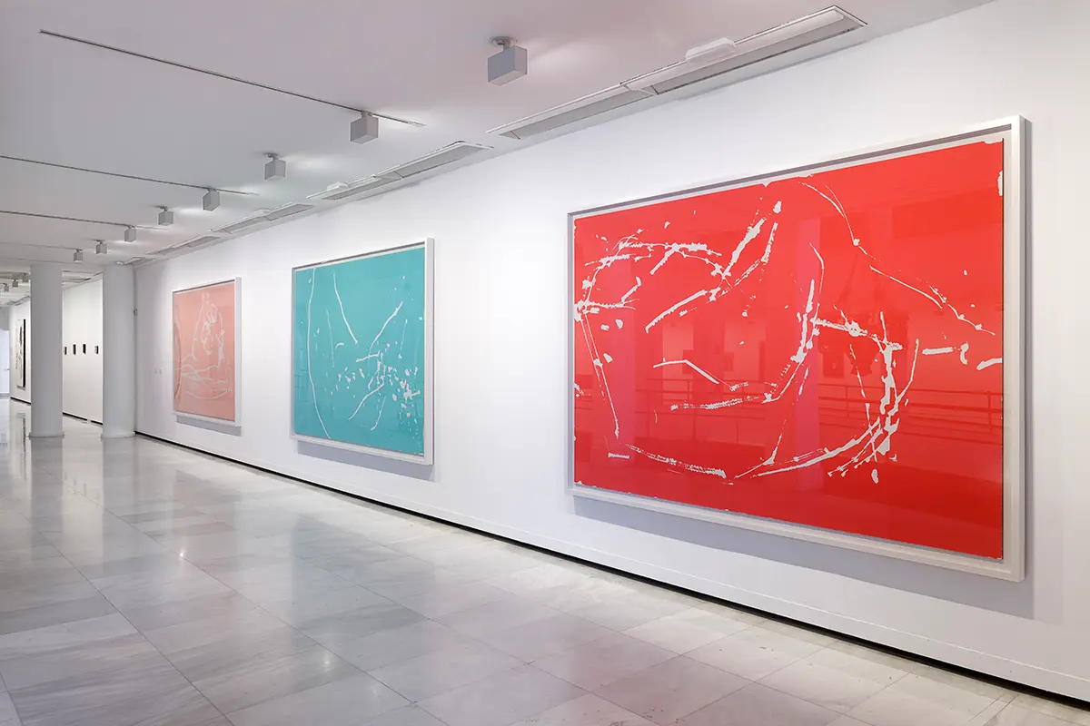 La Sala Alcalá 31 alberga una exposición que explora el universo artístico y creativo de Secundino Hernández. 
