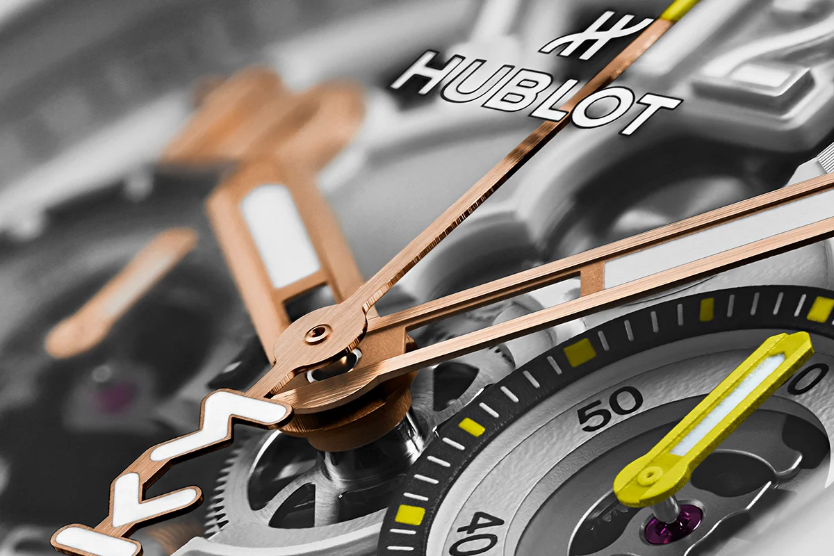 La alta relojería y el deporte de élite volvieron a encontrarse en Madrid de la mano de Hublot y Kylian Mbappé. La presentación del nuevo Big Bang Reloaded Kylian Mbappé mostraba en público una edición limitada que convierte la personalidad y ambición del futbolista en una auténtica pieza de colección limitada a solo 200 unidades. La pieza destaca por su poderosa estética contemporánea y por reflejar el ADN innovador de la manufactura suiza. Fabricado en cerámica blanca pulida y oro King Gold de 18 quilates, el modelo incorpora detalles profundamente ligados al jugador, entre ellos el grabado “Trust Yourself” en el bisel o el número 10 en tono dorado, guiño directo a su icónica camiseta y a la filosofía que ha marcado su trayectoria profesional. Más allá de su diseño, el Big Bang Reloaded Kylian Mbappé también representa la excelencia técnica de la firma. En su interior alberga el calibre UNICO, uno de los cronógrafos integrados más avanzados de la firma suiza, capaz de combinar innovación mecánica y precisión de alta relojería con una estética deportiva y sofisticada. La presentación tuvo lugar en un exclusivo evento celebrado en el centro de Madrid, reunión de figuras del deporte, la moda y el entretenimiento como la estrella de la selección francesa, Iker Casillas o Paula Echevarría, entre otros, disfrutando de música en directo, una cuidada puesta en escena y una atmósfera contemporánea que celebraba la llegada de todo un icono.