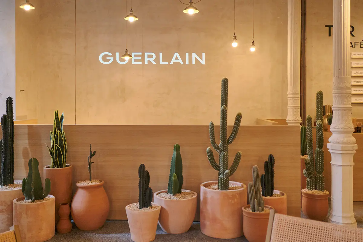 La pop-up de Guerlain donde el maquillaje se vive con aroma a café y sol
