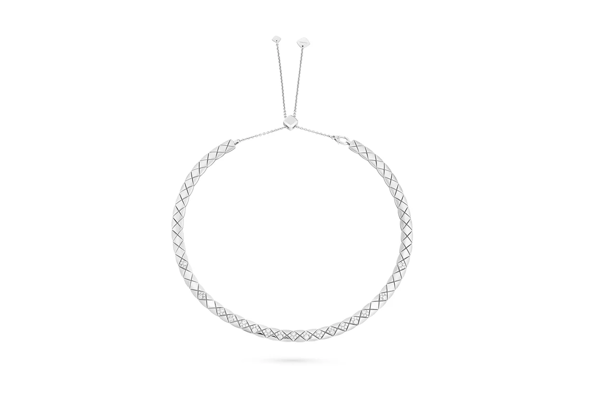 Entre anillos, pulseras, pendientes y collares, un motivo. Acolchado y tras la famosa inscripción 2.55, Chanel sigue escribiendo la historia de lujo de las mujeres con vida y movimiento. Creaciones exponentes tanto de maestría técnica como de expresión estilística.
