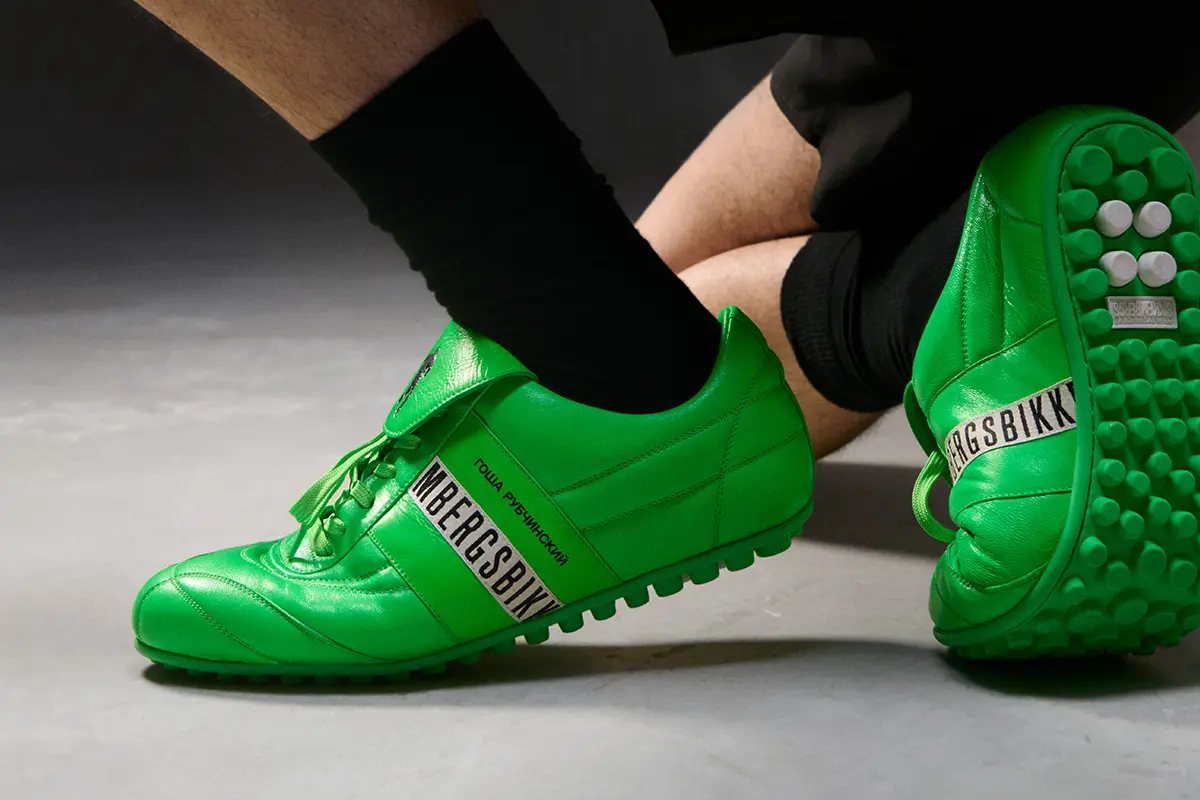 Bikkembergs y Gosha Rubchinskiy reeditan la mítica Soccer con estética bloke core y guiños Y2K