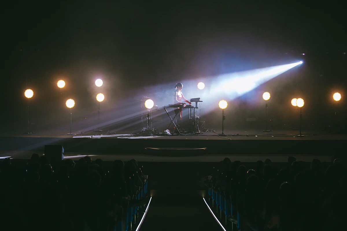 Claraguilar presenta un espectáculo inmersivo que une electrónica y ópera