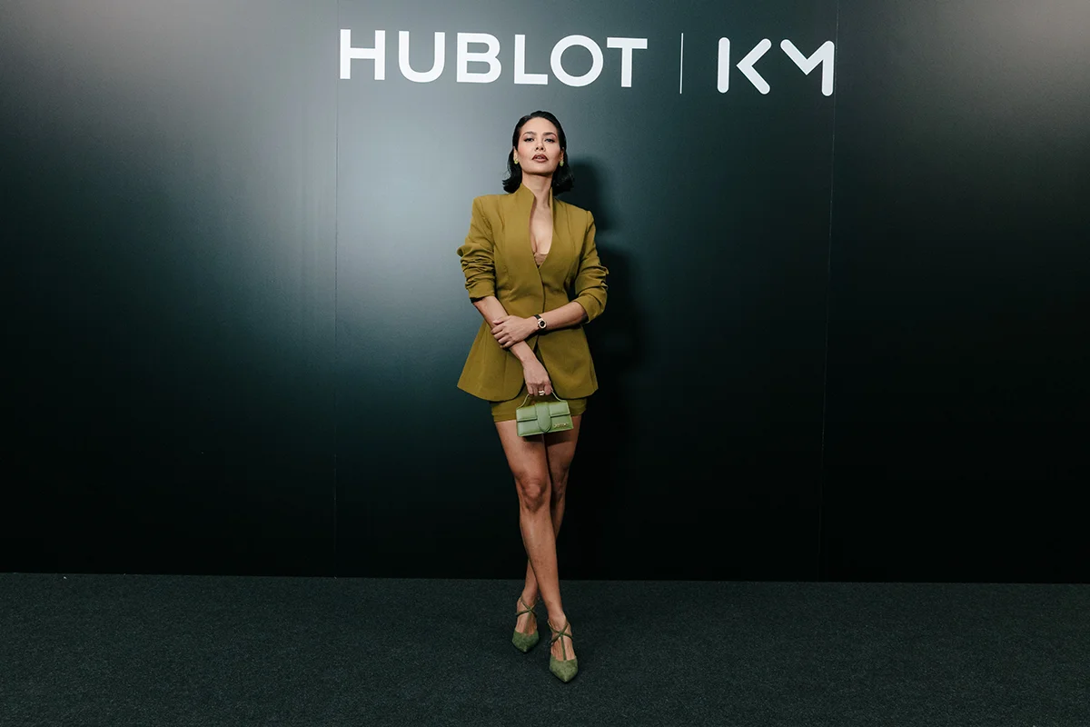La alta relojería y el deporte de élite volvieron a encontrarse en Madrid de la mano de Hublot y Kylian Mbappé. La presentación del nuevo Big Bang Reloaded Kylian Mbappé mostraba en público una edición limitada que convierte la personalidad y ambición del futbolista en una auténtica pieza de colección limitada a solo 200 unidades. La pieza destaca por su poderosa estética contemporánea y por reflejar el ADN innovador de la manufactura suiza. Fabricado en cerámica blanca pulida y oro King Gold de 18 quilates, el modelo incorpora detalles profundamente ligados al jugador, entre ellos el grabado “Trust Yourself” en el bisel o el número 10 en tono dorado, guiño directo a su icónica camiseta y a la filosofía que ha marcado su trayectoria profesional. Más allá de su diseño, el Big Bang Reloaded Kylian Mbappé también representa la excelencia técnica de la firma. En su interior alberga el calibre UNICO, uno de los cronógrafos integrados más avanzados de la firma suiza, capaz de combinar innovación mecánica y precisión de alta relojería con una estética deportiva y sofisticada. La presentación tuvo lugar en un exclusivo evento celebrado en el centro de Madrid, reunión de figuras del deporte, la moda y el entretenimiento como la estrella de la selección francesa, Iker Casillas o Paula Echevarría, entre otros, disfrutando de música en directo, una cuidada puesta en escena y una atmósfera contemporánea que celebraba la llegada de todo un icono.