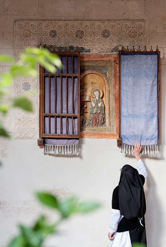 Azkuna Zentroa (Bilbao) Otro de los focos culturales de la temporada se sitúa en Azkuna Zentroa (Alhóndiga, Bilbao), que inaugura “Anónima”, una exposición dedicada al completo al artista Txuspo Poyo. La muestra, que permanecerá abierta hasta el 17 de mayo, recorre su trayectoria desde los años noventa hasta la actualidad a través de proyectos que reflejan su inmensa creatividad. Comisariada por Álvaro de los Ángeles, la exposición plantea un recorrido por obras clave, marcado por la investigación y la experimentación. A lo largo de las salas, es posible adentrarse en el universo artístico del homenajeado, en una práctica que combina cine, vídeo, fotografía e instalación para construir relatos que fusionan historia, cultura y tecnología. Con una perspectiva que cuestiona los límites entre realidad y ficción, Anónima reflexiona sobre los vínculos que genera la autoridad, los mecanismos de control derivados y la historia contemporánea, convirtiéndose en una cita imprescindible para los amantes del arte.