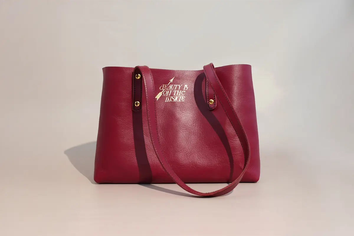 Un bolso exclusivo de Mercules y tres cosméticos con efecto guapa de Byoode forman el tándem irresistible que va desde ya directo a tu wishlist.  