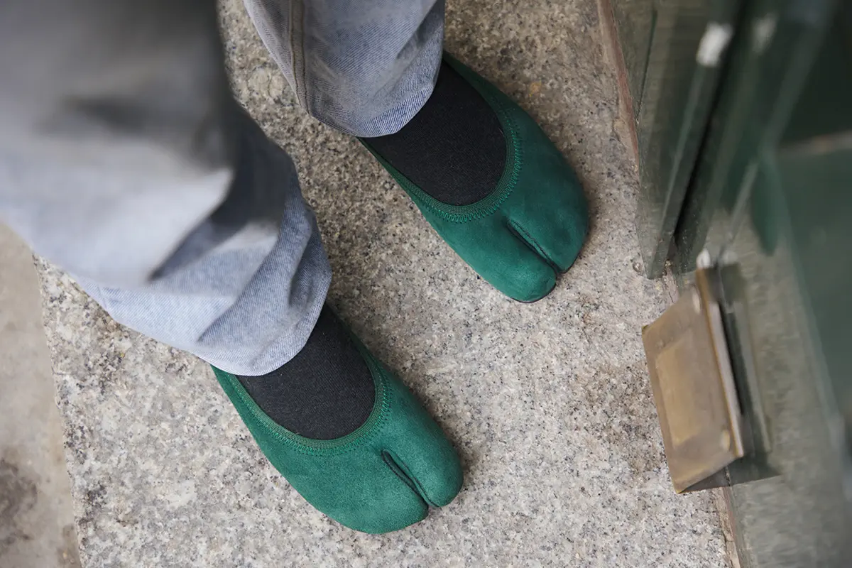 Pop Up en Madrid: Libertas Barefoot presenta sus elegantes bailarinas en ante verde