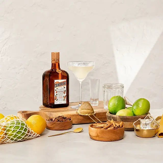 Hay ingredientes que acompañan un cóctel y hay otros que definen la forma de entender el placer. En el universo de la alta coctelería, donde el origen y la autenticidad del savoir-faire son el verdadero lujo, Cointreau ocupa un lugar reservado para los grandes clásicos. Una marca histórica, licor de naranja triple-sec por excelencia, que desde 1849 ha logrado que la artesanía de un sabor permanezca inalterable.       Este verano, cuando las terrazas vuelven a convertirse en el escenario predilecto del lifestyle mediterráneo, cuando ese tardeo premium marca el ritmo, Cointreau reivindica una idea tan sencilla como sofisticada: el lujo está en la versatilidad. Algo como disfrutar de un destilado capaz de adaptarse a cualquier momento sin perder jamás su personalidad.      Su receta continúa elaborándose a partir de una selección de pieles de naranja dulces y amargas, frescas y secas, destiladas junto a agua, alcohol y azúcar. Nada más. Sin aditivos, sin artificios, sin concesiones. El resultado es un licor completamente transparente que despliega un equilibrio extraordinario entre intensidad aromática, frescura cítrica y una elegancia que permanece en boca mucho después del primer sorbo.       Quizá esa autenticidad explique por qué Cointreau ha trascendido generaciones de bartenders y continúa siendo uno de los ingredientes imprescindibles de la coctelería internacional. Más de 500 recetas reconocidas en todo el mundo incorporan este destilado francés, convirtiéndolo en uno de los grandes protagonistas de la cultura líquida contemporánea.       Pero reducir Cointreau al papel de ingrediente sería quedarse solo con una parte de la historia. Hoy, la marca invita a descubrirlo también como protagonista absoluto. Servido solo, ligeramente frío o sobre hielo, revela una complejidad aromática que es capaz de transformar el final de una velada. Así, por ejemplo, en sus versiones más ligeras y efervescentes como el Cointreau Spritz, donde adquiere un carácter vibrante y luminoso que encaja a la perfección con el tiempo del aperitivo, una sobremesa al aire libre o una tarde que se prolonga sin mirar el reloj.       Pero existe una receta que resume mejor que ninguna otra su legado. Sin Cointreau no existe el Margarita. Desde la formulación creada en 1948, el triple-sec francés constituye el corazón del cóctel, aportando el equilibrio exacto entre el tequila y la lima fresca. Una combinación que ha conquistado bares de autor, hoteles de cinco estrellas y las mejores barras del mundo, convirtiéndose en uno de los grandes iconos del lujo contemporáneo.       La misma elegancia aparece en clásicos como el Cosmopolitan o el White Lady, demostrando que la excelencia no entiende de tendencias pasajeras. Existen los craft cocktails, premium spirits, mixology, luxury lifestyle y experiencias gastronómicas que protagonizan la conversación global, pero Cointreau continúa siendo el denominador común a todos ellos, unión de tradición, innovación y sofisticación.       *Cointreau recomienda un consumo responsable / 40% Vol. 