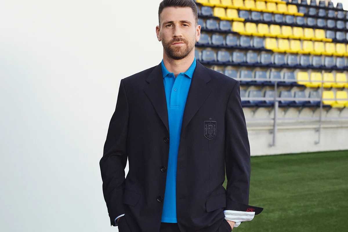 Durante unas semanas, el balón se ha convertido en un fenómeno cultural capaz de traspasar estadios y alcanzar la moda, el diseño y el estilo de vida. En nuestro país, LOEWE ha iniciado una colaboración que durará cuatro años como partner oficial de la selección masculina y femenina: vestirá a ambos equipos con un completo guardarropa de viaje a lo largo de los torneos que se celebrarán en todo el mundo, desde Norteamérica en 2026 hasta España, Portugal y Marruecos en 2030.