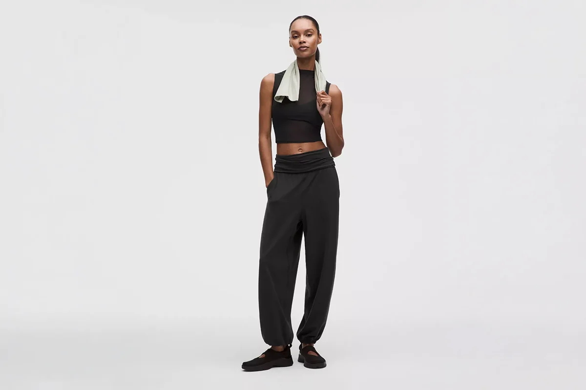 Lululemon   Su propuesta consolida este estilo como clave de la temporada. La ropa deportiva deja de estar limitada al entrenamiento para integrarse plenamente en el día a día, con especial atención a la comodidad y la versatilidad.   