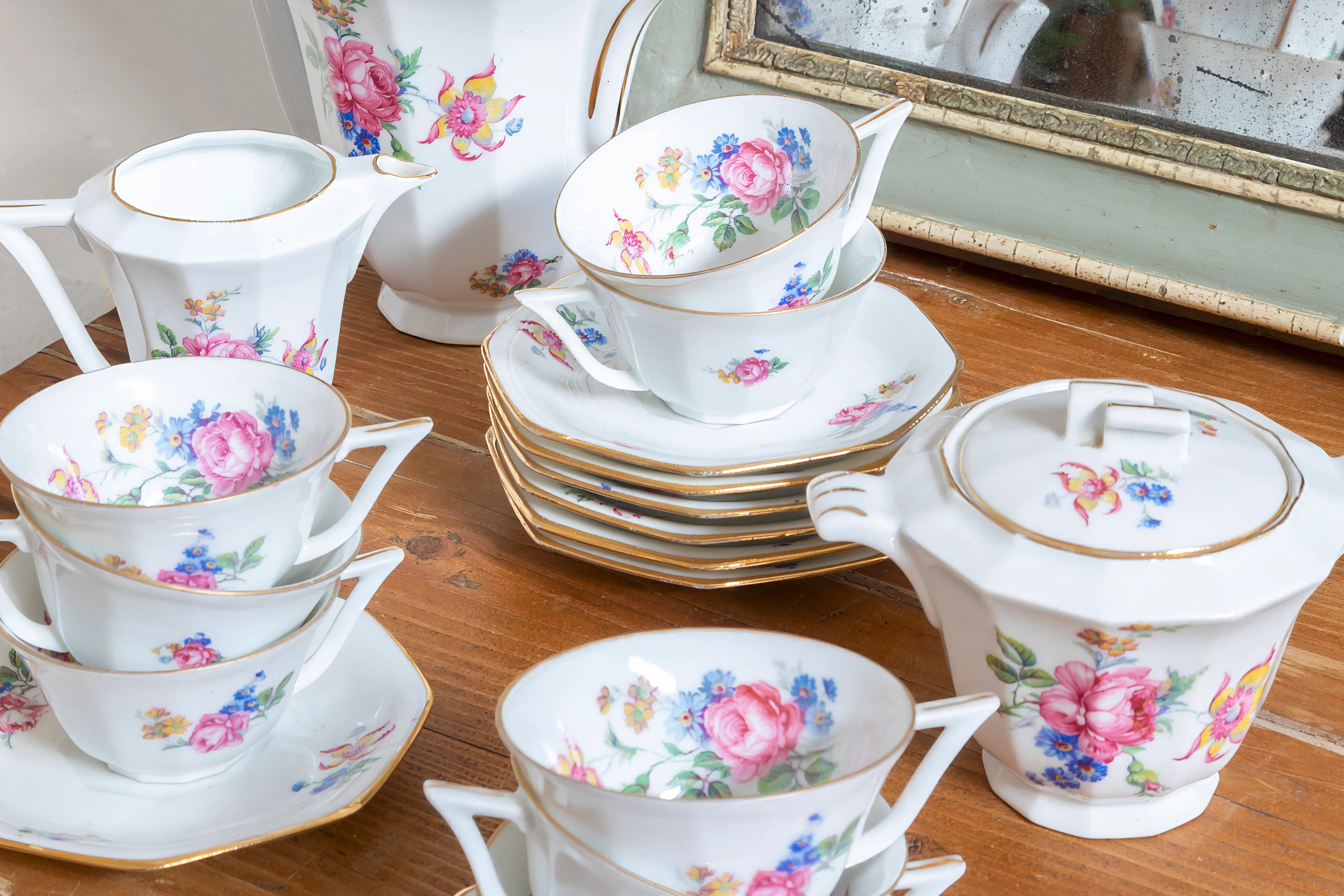 Hay veranos que no se construyen desde lo nuevo, sino desde lo que ya tiene historia. Así se entiende la colección Antiques de Casa Vitamina, una propuesta que reinterpreta el hogar estival desde la calma, la textura y la belleza de lo imperfecto. Lejos de la idea de una decoración entendida como algo efímero o puramente estacional, la firma apuesta por piezas con alma, donde lo antiguo convive con lo cotidiano sin perder frescura. El resultado son espacios que no buscan parecer recién estrenados, sino vividos: mesas que combinan cerámicas con pátinas suaves, textiles que parecen guardar memoria y objetos que aportan carácter sin necesidad de imponerse. Antiques propone un verano más lento y cercano, en el que el hogar se convierte en refugio y escenario a la vez. La colección recupera el valor de lo artesanal y lo atemporal para integrarlo en ambientes actuales, demostrando que el lujo también puede ser la sensación de habitar algo que ya tiene historia.   