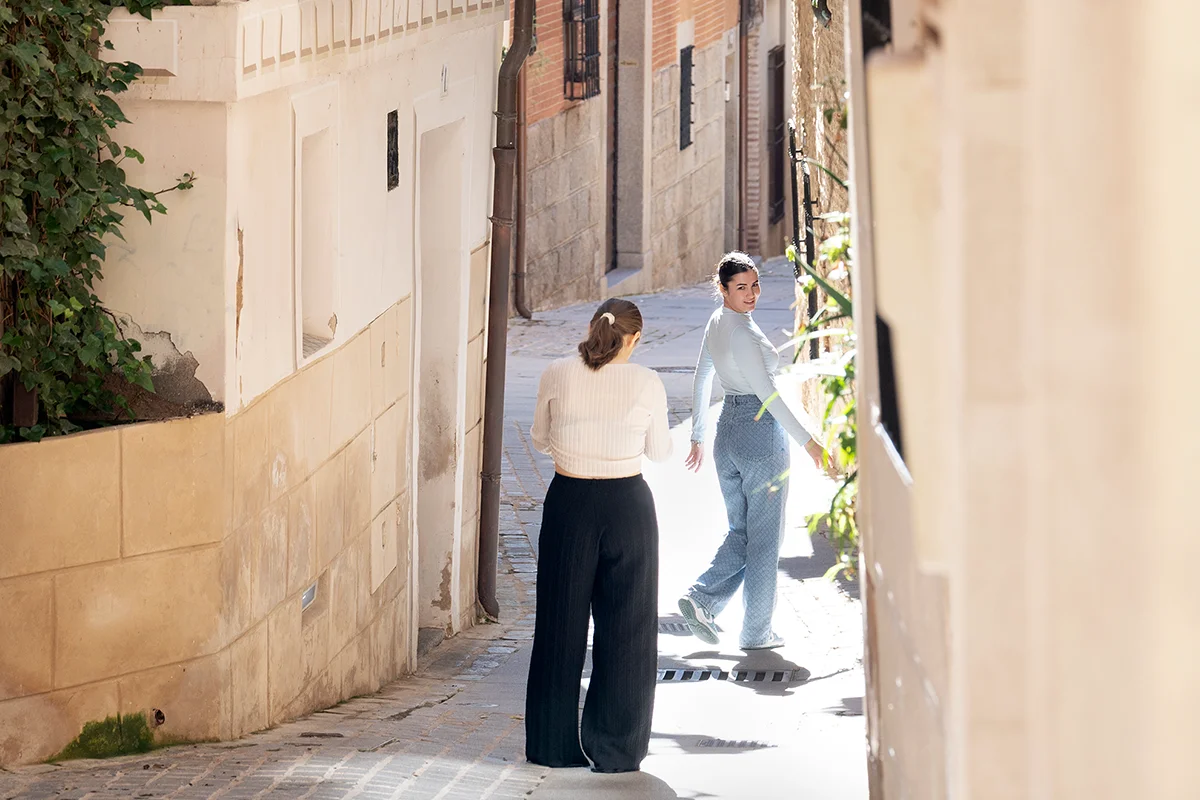 Azkuna Zentroa (Bilbao) Otro de los focos culturales de la temporada se sitúa en Azkuna Zentroa (Alhóndiga, Bilbao), que inaugura “Anónima”, una exposición dedicada al completo al artista Txuspo Poyo. La muestra, que permanecerá abierta hasta el 17 de mayo, recorre su trayectoria desde los años noventa hasta la actualidad a través de proyectos que reflejan su inmensa creatividad. Comisariada por Álvaro de los Ángeles, la exposición plantea un recorrido por obras clave, marcado por la investigación y la experimentación. A lo largo de las salas, es posible adentrarse en el universo artístico del homenajeado, en una práctica que combina cine, vídeo, fotografía e instalación para construir relatos que fusionan historia, cultura y tecnología. Con una perspectiva que cuestiona los límites entre realidad y ficción, Anónima reflexiona sobre los vínculos que genera la autoridad, los mecanismos de control derivados y la historia contemporánea, convirtiéndose en una cita imprescindible para los amantes del arte.