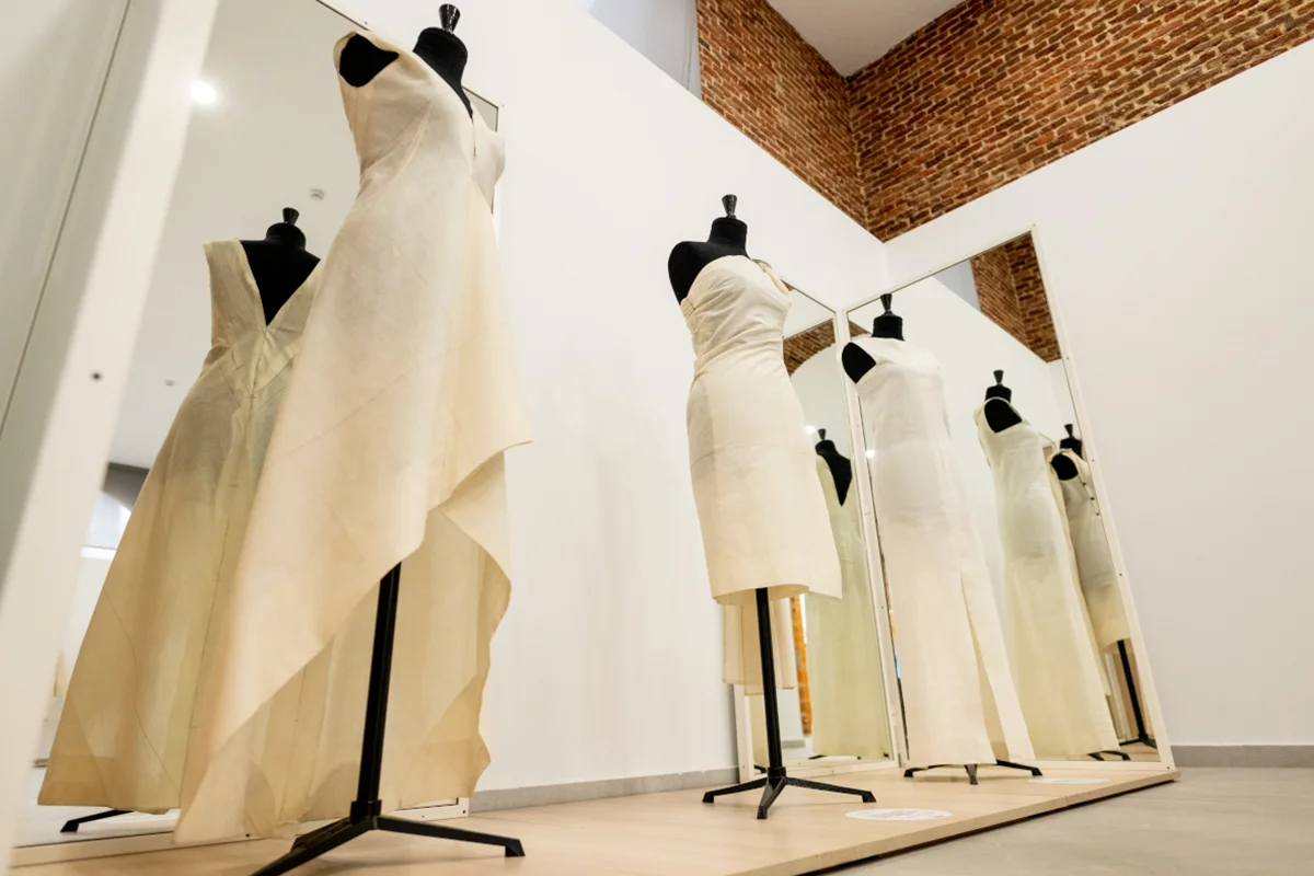 Centro Cultural Galileo (CSDMM)    El Centro Superior de Diseño de Moda de Madrid recupera una página clave de la historia de la moda española con la exposición (100) + 30 años de Balenciaga en la Universidad. La muestra reconstruye la histórica exposición dedicada a Cristóbal Balenciaga que el centro organizó en 1995 con motivo del centenario de su nacimiento. Gracias a un trabajo de investigación archivística, se han recuperado fotografías, documentos y materiales originales que permiten revivir aquella iniciativa impulsada por las maestras de alta costura Carmen y Emilia Carriches, antiguas colaboradoras de la casa. Entre las piezas expuestas destacan toiles confeccionadas a partir de patrones originales del diseñador, cedidas por el Museo Cristóbal Balenciaga, poniendo en valor su legado técnico y pedagógico.