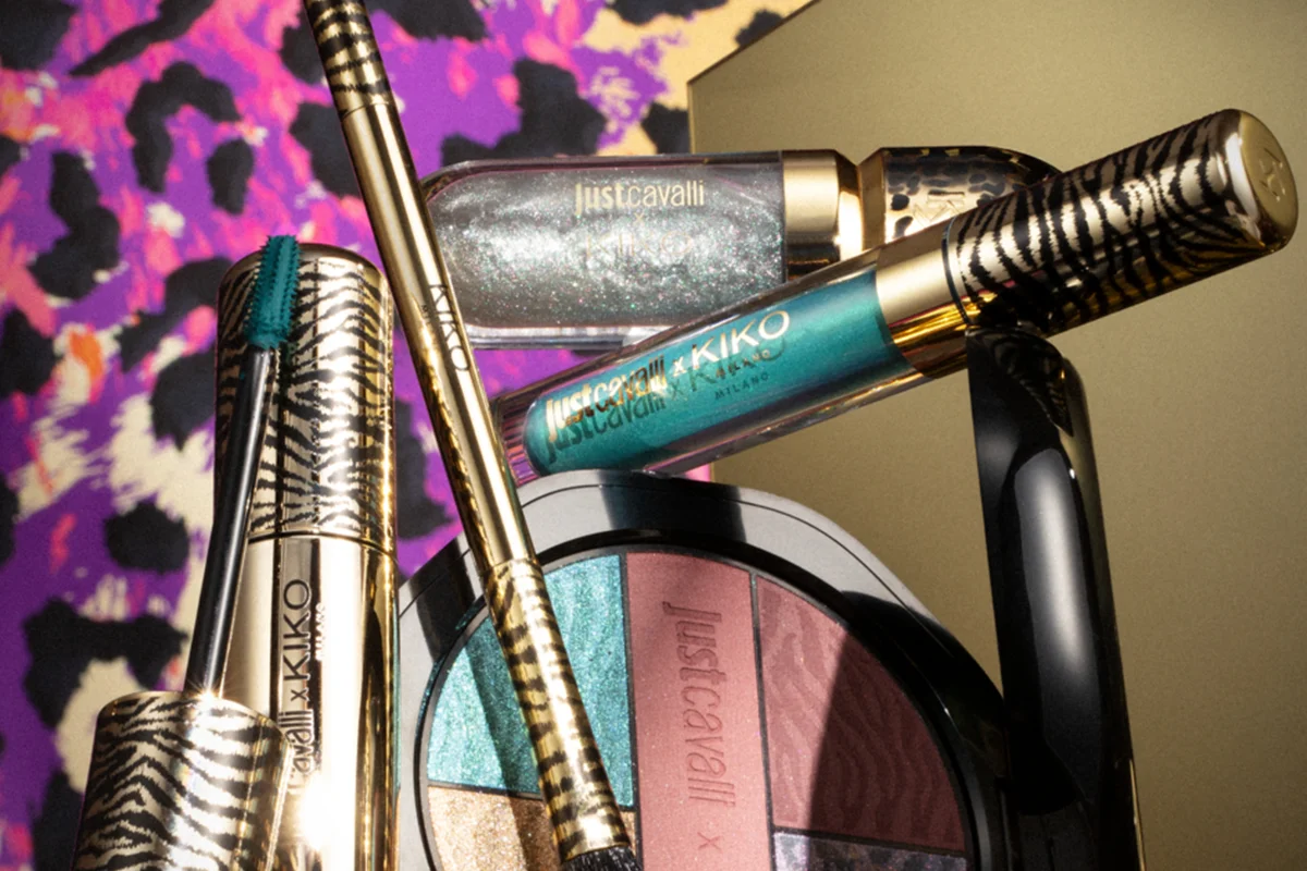 Por un lado, la alianza entre KIKO Milano y Just Cavalli captura la esencia más atrevida y mediterránea de la firma italiana a través de tonos intensos, acabados luminosos y un packaging inspirado en los códigos más reconocibles de la casa de moda. Cuando dos iconos de la moda y la belleza italiana unen sus fuerzas, el resultado solo puede ser un flechazo absoluto de estilo. Prepárate para liberar tu lado más felino con la colección estival más atrevida, una edición limitada de maquillaje salvaje y sofisticada.    Con una estética descaradamente rockera y urbana, esta propuesta fusiona lo mejor del estilo de pasarela con acabados magnéticos pensados para brillar bajo el sol. La línea ofrece una selección irresistible que incluye aceites de labios sólidos que se transforman en una untuosa crema, coloretes enriquecidos con ácido hialurónico, sombras metalizadas que aguantan intactas hasta doce horas y su mítico e hidratante brillo de labios que regresa versionado en una edición rebelde, junto a máscaras de pestañas de colores vibrantes perfectas para enmarcar la mirada en cualquier costa del Mediterráneo. 