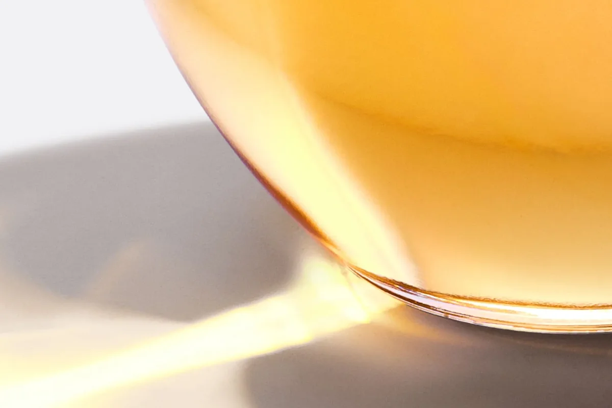 J'adore Intense de DIOR es una nueva emoción envolvente de flores sensuales y carnales con facetas afrutadas. El resultado es un néctar floral meloso donde el jazmín desvela matices de albaricoque, el ylang-ylang despliega su faceta más sensual y la rosa se hace casi comestible gracias a la violeta, todo envuelto en una base de sándalo y vainilla. El frasco, si bien mantiene su inconfundible silueta, se hace más ligero para disminuir su impacto medioambiental y resaltar lo esencial: una gota de oro puro, casi aérea. 