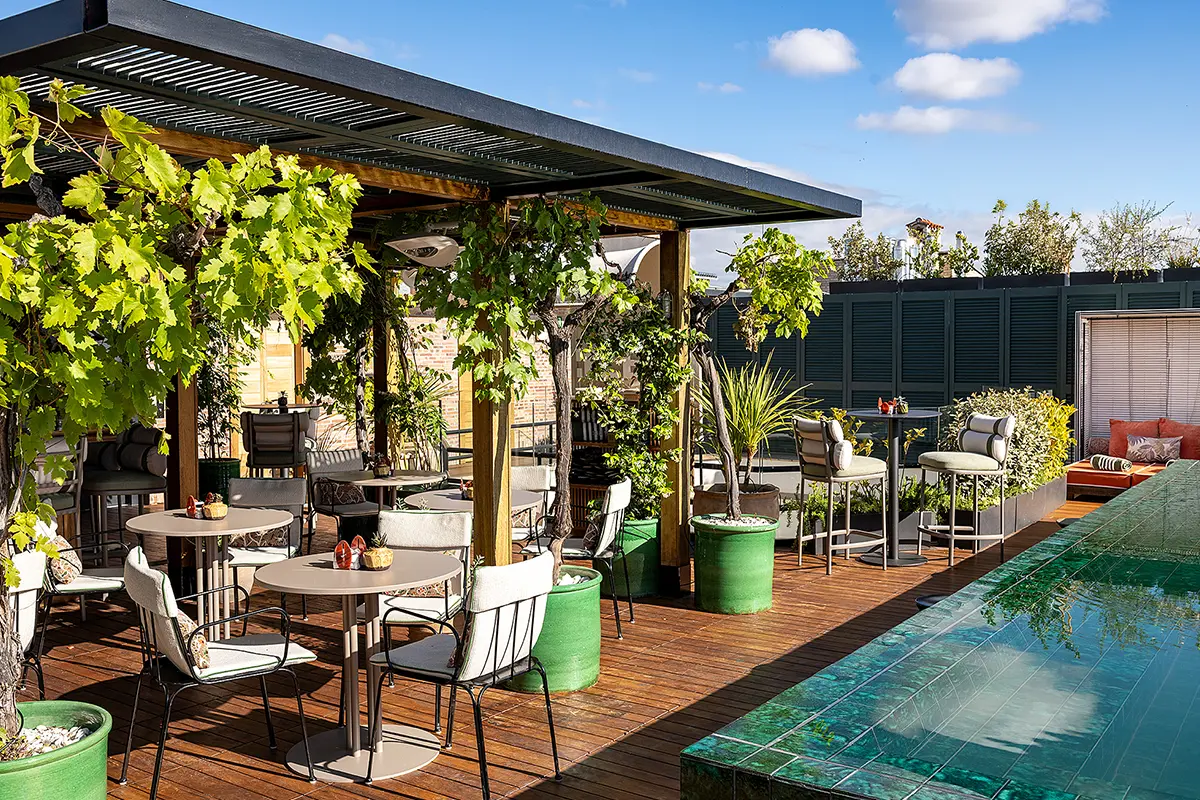 Picos Pardos Sky Lounge reinventa el vermut del fin de semana con gildas artesanales, la esencia castiza madrileña y vistas de altura. 