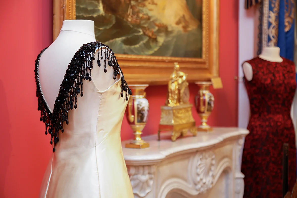 Museo Nacional del Romanticismo    La exposición Ecos de la moda romántica propone un sugerente diálogo entre la indumentaria del siglo XIX y la alta costura española de los siglos XX y XXI. La muestra reúne más de 40 trajes procedentes de la Fundació Antoni de Montpalau que conviven con las colecciones del museo en las estancias del palacio del marqués de Matallana. Diseños de creadores como Cristóbal Balenciaga, Pedro Rodríguez, Manuel Pertegaz, Elio Berhanyer, Sybilla, Jesús del Pozo, Teresa Helbig o David Delfín reinterpretan siluetas románticas como crinolinas, miriñaques o estampados florales. El recorrido culmina con una sala dedicada al modista Pedro Rodríguez, donde se exhiben trajes y figurines que evidencian su fascinación por las siluetas decimonónicas.