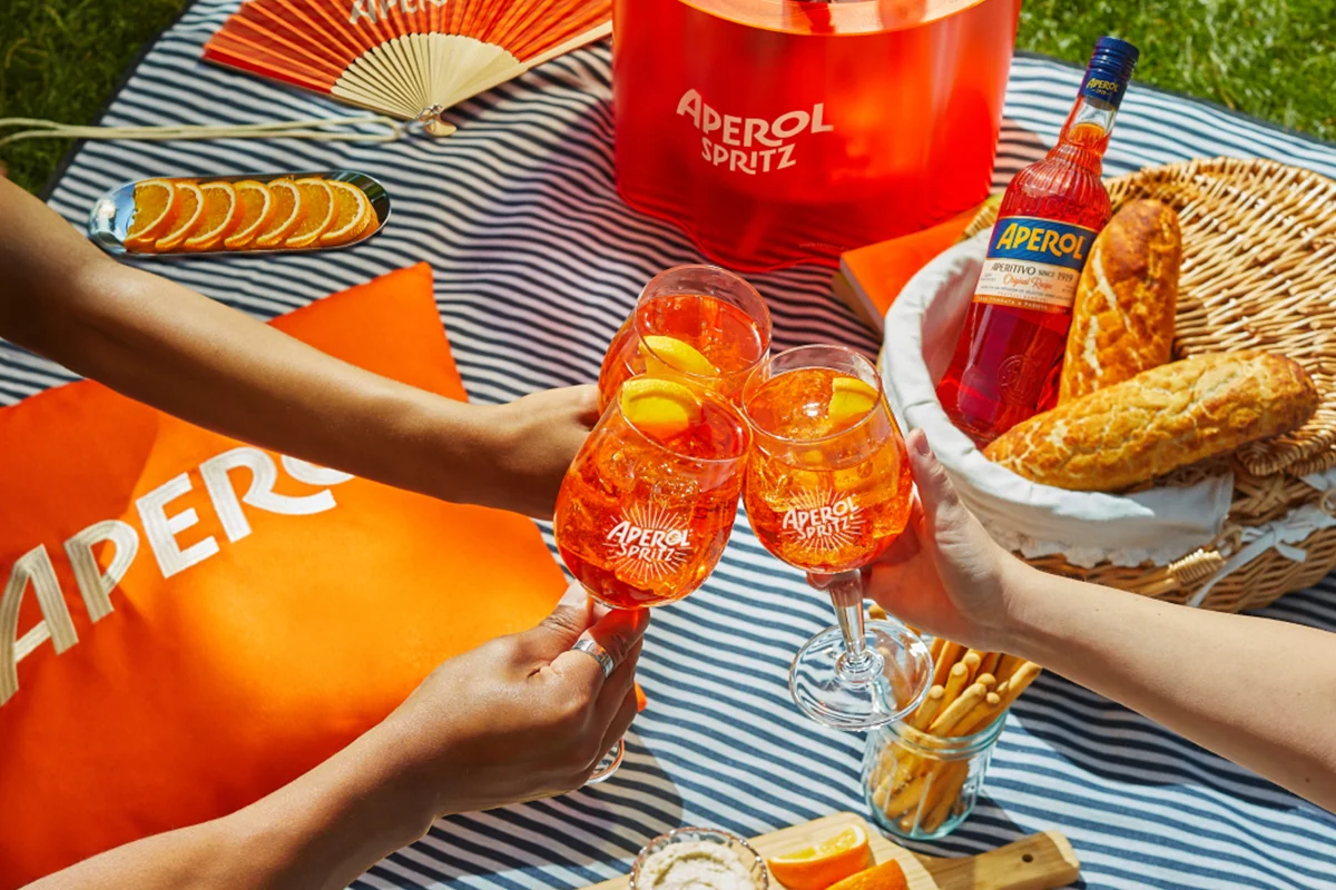 Aperol renueva el diseño de su icónica botella con estética italiana