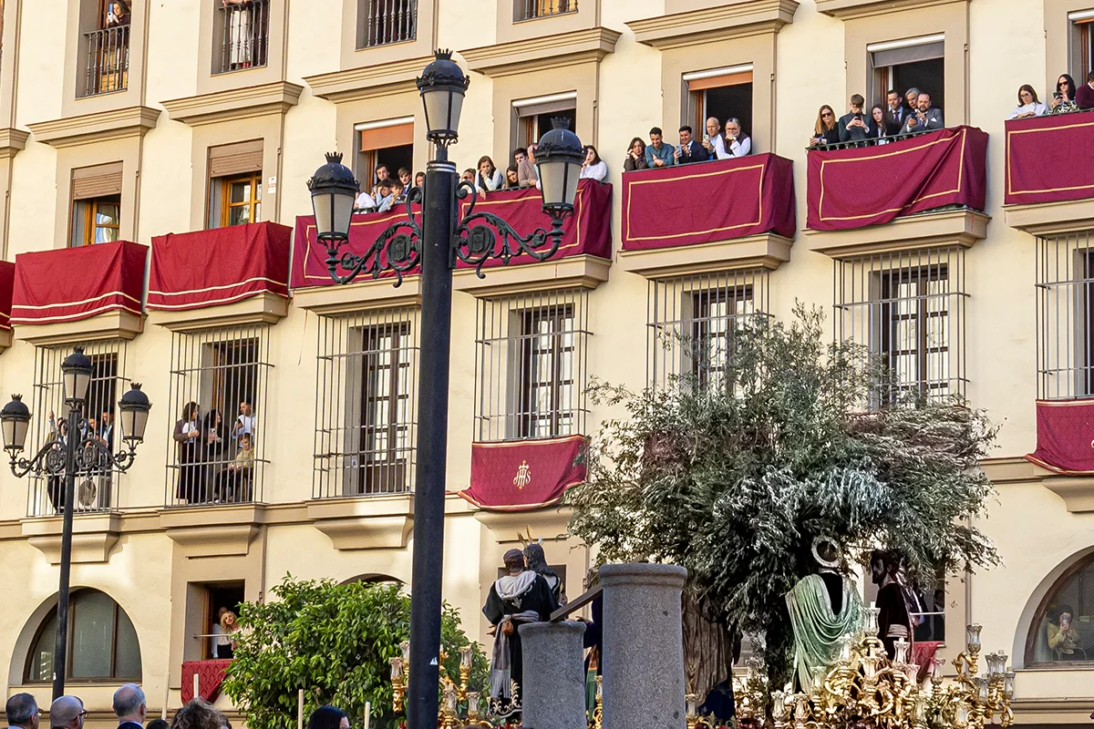 EN PLENO CORAZÓN DE SEVILLA, DONDE LA LUZ SE FILTRA ENTRE NARANJOS Y LA CIUDAD LATE CON UN RITMO PROPIO, HAY UN HOTEL QUE SE PRESENTA COMO UN REFUGIO MODERNO CON ALMA CLÁSICA. ES UNO DE ESOS ESTABLECIMIENTOS QUE ENTIENDEN QUE EL VERDADERO LUJO NO ESTÁ EN EL EXCESO, SINO EN LA COMODIDAD BIEN PENSADA. TE ESPERAN.