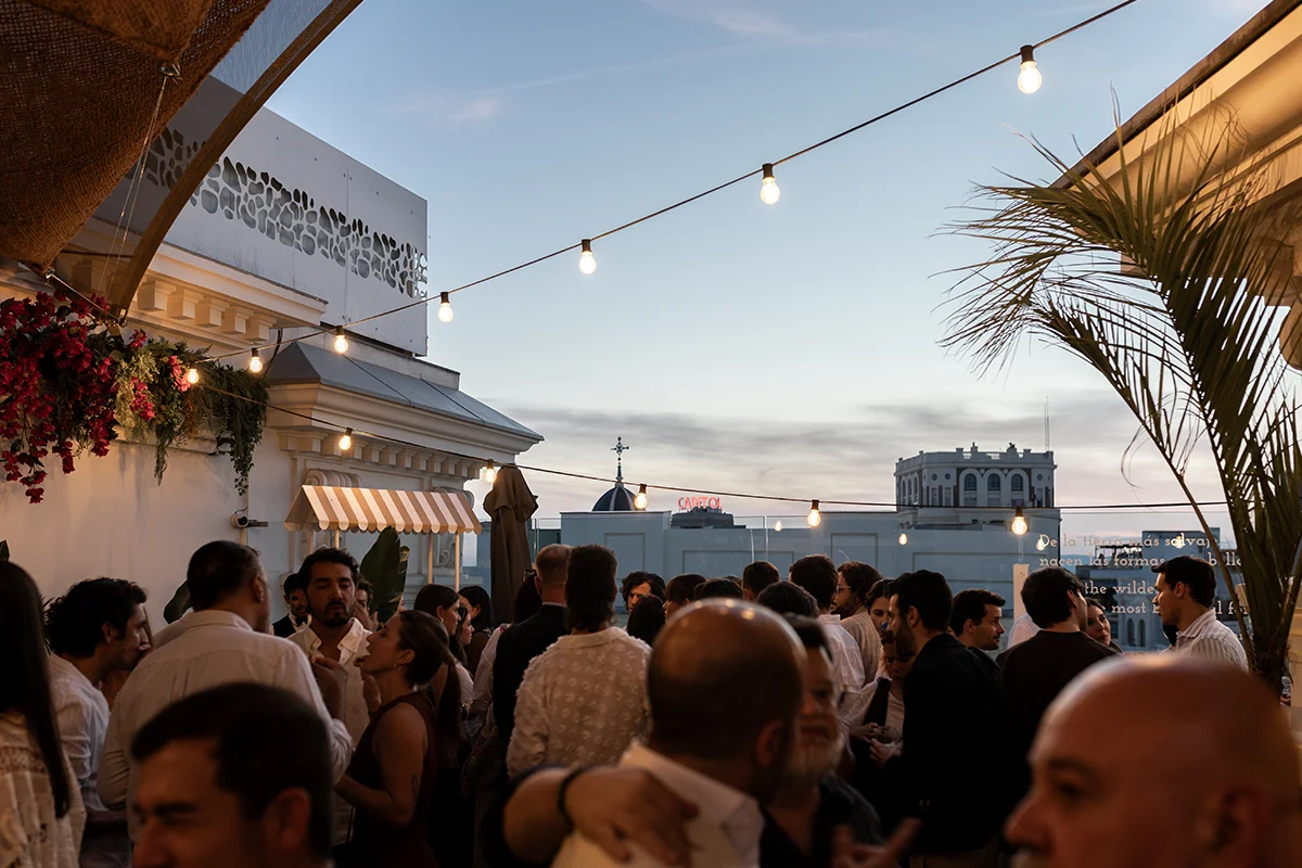 Desde AVENUE queremos sumar otra novedad: la última apertura de Hyatt Centric Gran Vía Madrid, que ha inaugurado la nueva temporada de “El Jardín de Diana”, convertida este verano en un homenaje a las Islas Canarias. Desde el 21 de mayo, el rooftop se ha transformado en Brisa Canaria, un guachinche en el cielo de la Gran Vía a través de una puesta en escena inspirada en la naturaleza salvaje del archipiélago con su vegetación exuberante, materiales orgánicos, texturas volcánicas y una paleta de tonos arena y negro que evocan a las islas frente al océano Atlántico. La propuesta gastronómica que acompaña este viaje reinterpreta algunos de los sabores más emblemáticos, con las tradicionales e imprescindibles papas arrugadas con mojo picón, la vieja al horno con papas canarias y brotes frescos o la tosta crujiente de patata asada, berenjena, queso isleño y miel, una combinación donde los matices dulces, tostados y cremosos evocan la calidez y autenticidad de la cocina canaria. hyatt.com/hyatt-centric