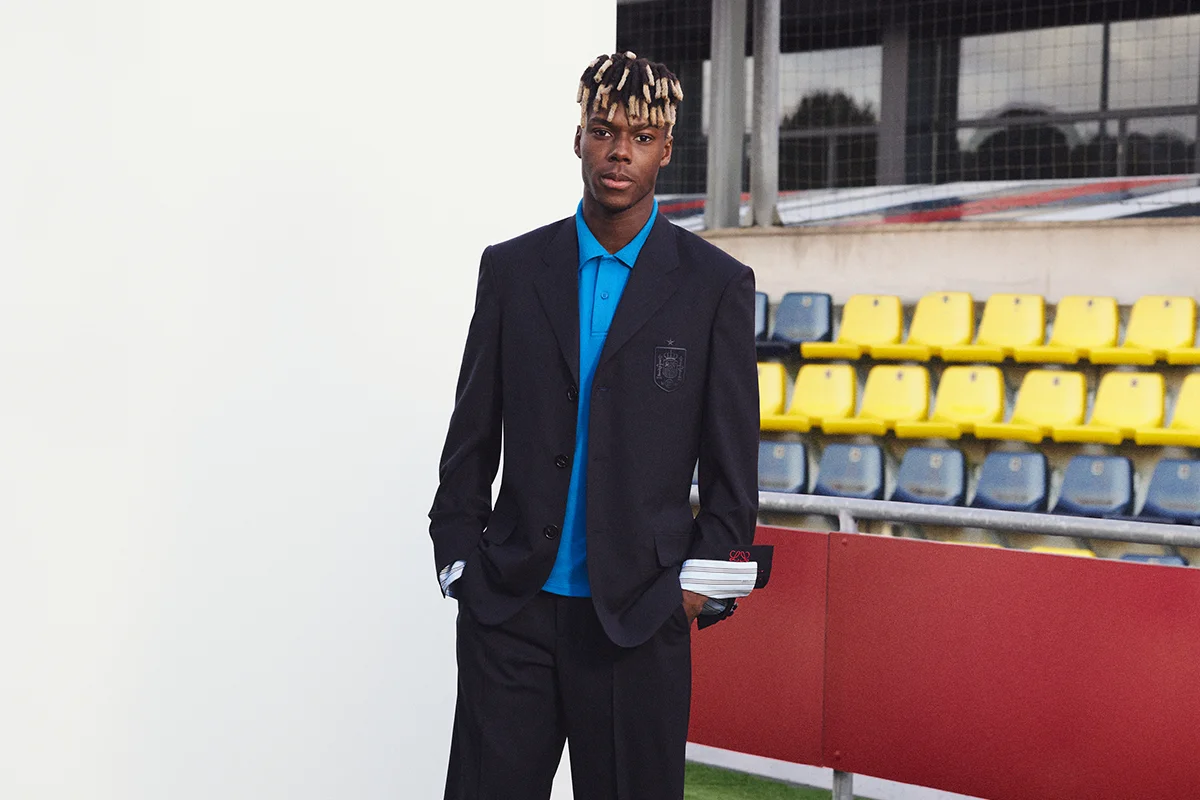 Durante unas semanas, el balón se ha convertido en un fenómeno cultural capaz de traspasar estadios y alcanzar la moda, el diseño y el estilo de vida. En nuestro país, LOEWE ha iniciado una colaboración que durará cuatro años como partner oficial de la selección masculina y femenina: vestirá a ambos equipos con un completo guardarropa de viaje a lo largo de los torneos que se celebrarán en todo el mundo, desde Norteamérica en 2026 hasta España, Portugal y Marruecos en 2030.
