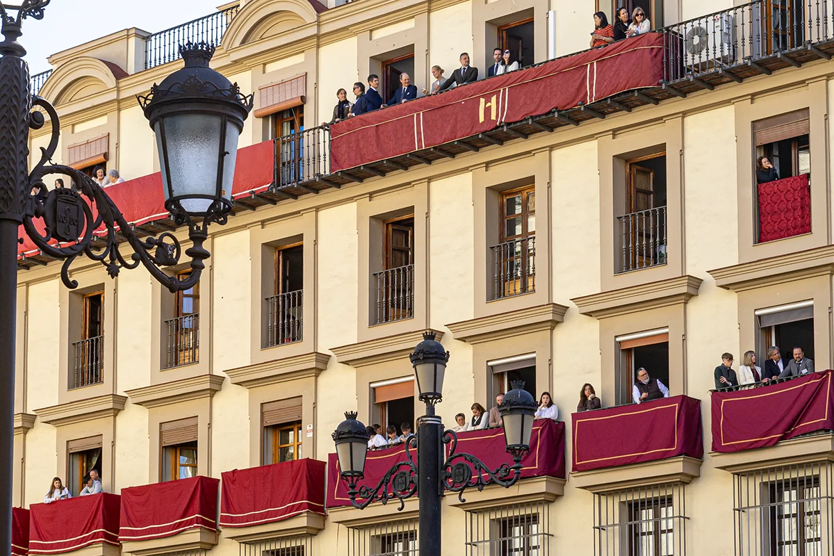EN PLENO CORAZÓN DE SEVILLA, DONDE LA LUZ SE FILTRA ENTRE NARANJOS Y LA CIUDAD LATE CON UN RITMO PROPIO, HAY UN HOTEL QUE SE PRESENTA COMO UN REFUGIO MODERNO CON ALMA CLÁSICA. ES UNO DE ESOS ESTABLECIMIENTOS QUE ENTIENDEN QUE EL VERDADERO LUJO NO ESTÁ EN EL EXCESO, SINO EN LA COMODIDAD BIEN PENSADA. TE ESPERAN.