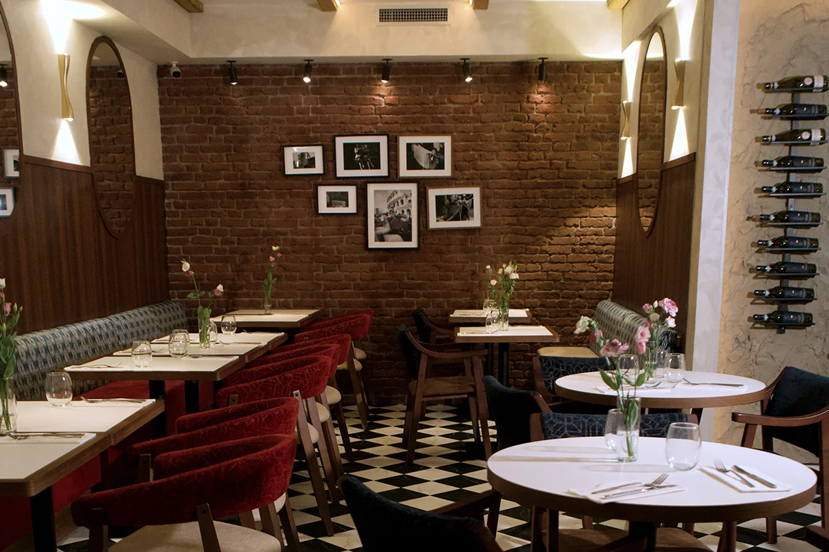 Trebbiano No hace falta viajar a Italia para comer una buena pasta cuando Madrid recibe a Trebbiano, un nuevo restaurante con el foco puesto en el recetario de Abruzzo, una de las regiones más auténticas y menos exploradas del país. Su propuesta huye del artificio para recuperar una cocina honesta, reconocible y profundamente ligada al producto, donde la tradición no se replica, sino que se reinterpreta con respeto. Detrás del proyecto están los hermanos Maurizio y Stefano Ruggeri, que trasladan a tu plato la herencia hostelera de su familia junto a una visión contemporánea de la gastronomía italiana. El nombre del restaurante, inspirado en una variedad de uva típica de su región de origen, funciona como declaración de intenciones: volver a las raíces sin renunciar a la evolución.