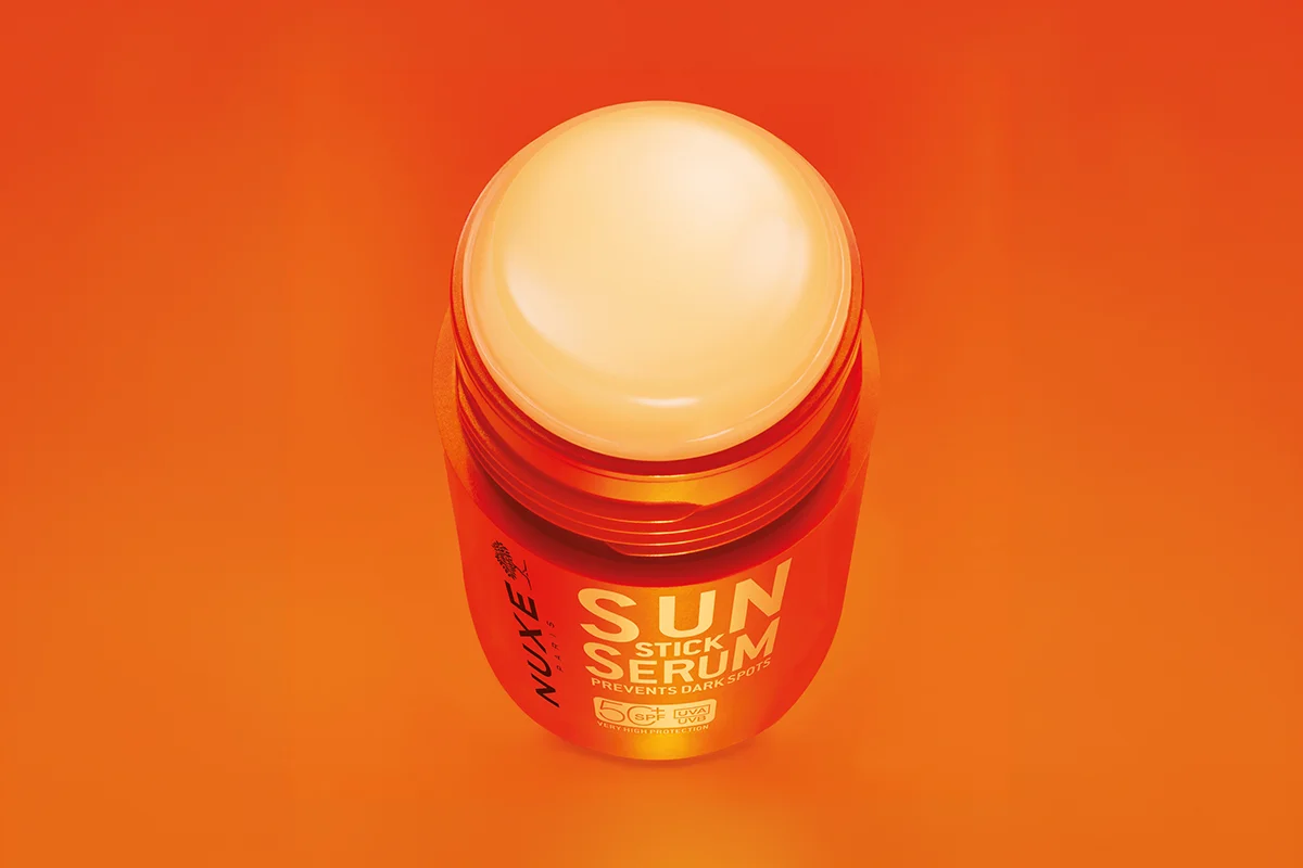 Adiós a las manos pringosas: 6 protectores solares en 'stick' que van a revolucionar tu neceser este verano