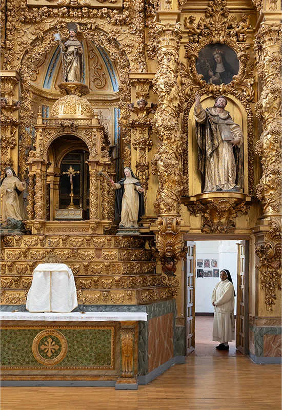 Azkuna Zentroa (Bilbao) Otro de los focos culturales de la temporada se sitúa en Azkuna Zentroa (Alhóndiga, Bilbao), que inaugura “Anónima”, una exposición dedicada al completo al artista Txuspo Poyo. La muestra, que permanecerá abierta hasta el 17 de mayo, recorre su trayectoria desde los años noventa hasta la actualidad a través de proyectos que reflejan su inmensa creatividad. Comisariada por Álvaro de los Ángeles, la exposición plantea un recorrido por obras clave, marcado por la investigación y la experimentación. A lo largo de las salas, es posible adentrarse en el universo artístico del homenajeado, en una práctica que combina cine, vídeo, fotografía e instalación para construir relatos que fusionan historia, cultura y tecnología. Con una perspectiva que cuestiona los límites entre realidad y ficción, Anónima reflexiona sobre los vínculos que genera la autoridad, los mecanismos de control derivados y la historia contemporánea, convirtiéndose en una cita imprescindible para los amantes del arte.