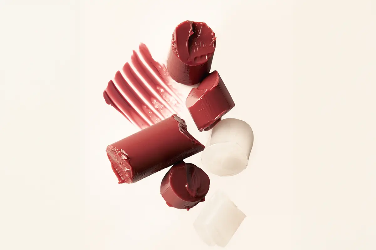 Este lip gloss voluminizador 3 en 1 aumenta, nutre y brilla.      UKLASH