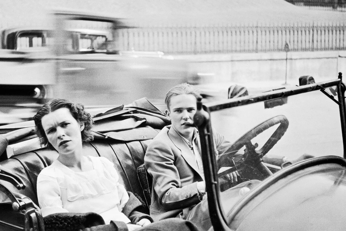 Fundación MAPFRE (Barcelona) Uno de los grandes reclamos culturales de la temporada se encuentra en la Fundación MAPFRE en Barcelona, donde puede visitarse una exposición dedicada al influyente fotógrafo estadounidense Walker Evans. Considerado uno de los grandes nombres de la fotografía documental del siglo XX, Evans retrató con una mirada directa y profundamente humana la vida cotidiana en Estados Unidos durante la Gran Depresión. La muestra reúne algunas de sus imágenes más emblemáticas, en las que la arquitectura, los retratos y los paisajes urbanos se convierten en testimonio visual de una época. Sus fotografías, sobrias y profundamente narrativas, siguen resultando actuales por su capacidad para observar lo cotidiano con una sensibilidad casi literaria. Para quienes viajen a Barcelona durante estas fechas, es una oportunidad perfecta para disfrutar de una exposición que combina historia, arte y reflexión social.