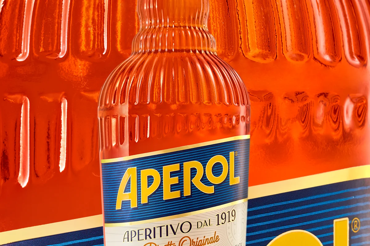 Aperol renueva el diseño de su icónica botella con estética italiana