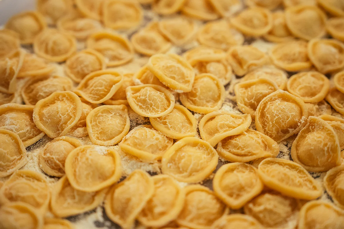 Cocina Beta La pasta fresca hecha en directo es el punto de partida de la nueva propuesta de Cocina Beta, el espacio de experimentación gastronómica de Infinito Delicias que durante 12 semanas acoge a Alberto Ballarín Sansonetti y Reyes De Wit con su proyecto Da Aballar. Ambos llegan con una idea clara: volver a una cocina italiana de toda la vida, sencilla, honesta y que recuerde a las madres y abuelas italianas. En su propuesta conviven recetas tradicionales y formatos menos habituales en España, como las orecchiette de Puglia o los gnudi toscanos, siempre con la pasta fresca como hilo conductor, pero en la que no falta la focaccia y los viernes de risotto con verduras de temporada; este último marca el ritmo de las comidas y hará que los comensales disfruten a la vez de un plato preparado para todos ellos al mismo tiempo.