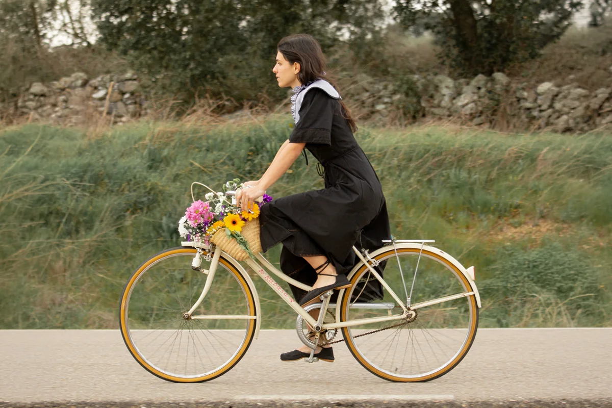 Hay marcas que no solo completan un look: lo transforman. Firmas capaces de convertir unos vaqueros básicos y una camiseta blanca en un estilismo con intención, personalidad y cierto aire aspiracional. Nombres como Pescuezo, Les Georgettes, Parfois o Foránea han encontrado precisamente ese espacio: el de las marcas que elevan cualquier outfit a través de los detalles. Porque al final, la verdadera personalidad no está en vestir de arriba abajo una marca, sino en encontrar esas piezas capaces de hacer que lo sencillo parezca pensado y personal. Los accesorios se han convertido en el lenguaje definitivo del estilo. Un collar potente, un bolso especial o una pieza artesanal bien elegida redefinen por completo la estética de quien los lleva. El auge de las firmas independientes y accesibles con fuerte identidad estética ha democratizado esa sensación de sofisticación. El secreto está en saber mezclar. Ahí es donde destacan marcas como Parfois. La firma portuguesa ha conseguido posicionarse como una referencia de accesorios de tendencia gracias a su capacidad para reinterpretar códigos minimalistas a precios asequibles. Bolsos estructurados, joyería que adorna el cuello, chaquetas y accesorios para el cabello forman parte de ese universo effortless que tanto triunfa en redes y street style. parfois.com La joyería está redefiniendo los looks. Ya no se trata únicamente de adornar, sino de aportar identidad, y Les Georgettes es uno de los ejemplos más interesantes. La firma francesa popularizó un concepto muy concreto: joyas personalizables con bandas intercambiables de cuero y vinilo. El resultado son piezas versátiles que cambian según el estado de ánimo o el look del día. Ese tipo de diseño conecta perfectamente con la moda actual, donde las consumidoras buscan piezas funcionales pero especiales. Una pulsera oversize o un brazalete arquitectónico pueden transformar instantáneamente un estilismo neutro en uno mucho más sofisticado. Además, el auge de los charms, chokers y la joyería maximalista confirma que los accesorios viven uno de sus momentos más fuertes en la industria. lesgeorgettes.com Uno de los fenómenos más interesantes de la moda reciente es el crecimiento de firmas nicho con una identidad muy marcada. En lugar de seguir tendencias masivas, estas marcas construyen su propia comunidad. Pescuezo entra dentro de esa categoría de firmas que funcionan casi como objeto de culto digital: piezas llamativas, mezcla de color, artesanía y un punto editorial que convierten cualquier look sencillo en algo mucho más interesante. Sus nuevas capas ligeras están pensadas para sobreponer y aportar un toque de estilo a los looks. Estampados Liberty, rayas —muchas rayas—, toques en amarillo limón, azules y rosas, junto a un divertido estampado de perritos, flores y los ya característicos tonos naturales, conviven en una propuesta que equilibra tradición y frescura para que los cuellos sean los protagonistas, incluso en verano. pescuezos.es Lo mismo ocurre con Foránea, cuyo atractivo reside precisamente en esa sensación de exclusividad relajada: accesorios con carácter, inspiración artesanal y estética contemporánea que encajan perfectamente con la tendencia actual hacia lo auténtico y lo imperfecto. Una nueva marca que invita a descubrir el mundo a través de la artesanía, poniendo en valor las historias, las manos y las culturas que hay detrás de cada pieza. Su universo se construye a partir de una cuidada selección de accesorios hechos a mano en distintos lugares del mundo: desde bolsos y cestas de rafia de Madagascar hasta crochet bordado en Ecuador, joyas de tagua, piezas de Turquía o textiles de la India. Cada pieza es el resultado de un proceso manual, donde el tiempo y la dedicación forman parte de su valor, apostando por una forma de consumo más consciente y especial. foranea.com