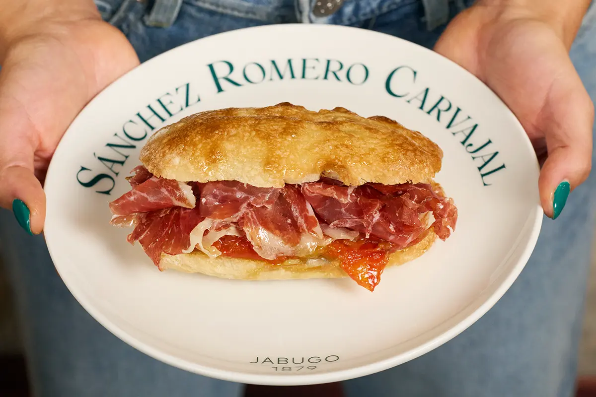 El panadero John Torres y el chef Sacha Hormaechea colaboran para reinventar el jamón ibérico de bellota de Sánchez Romero Carvajal en tres exclusivos y originales bocadillos disponibles en John Barrita.