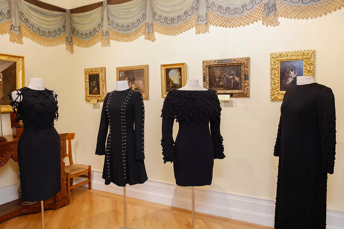 Museo Nacional del Romanticismo    La exposición Ecos de la moda romántica propone un sugerente diálogo entre la indumentaria del siglo XIX y la alta costura española de los siglos XX y XXI. La muestra reúne más de 40 trajes procedentes de la Fundació Antoni de Montpalau que conviven con las colecciones del museo en las estancias del palacio del marqués de Matallana. Diseños de creadores como Cristóbal Balenciaga, Pedro Rodríguez, Manuel Pertegaz, Elio Berhanyer, Sybilla, Jesús del Pozo, Teresa Helbig o David Delfín reinterpretan siluetas románticas como crinolinas, miriñaques o estampados florales. El recorrido culmina con una sala dedicada al modista Pedro Rodríguez, donde se exhiben trajes y figurines que evidencian su fascinación por las siluetas decimonónicas.