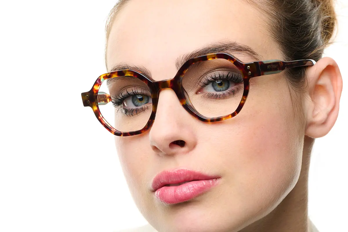 Desde lo enigmático a lo persuasivo, Alain Afflelou presenta Caractères, una colección de gafas que combina diseño, actitud y versatilidad en cada montura. 