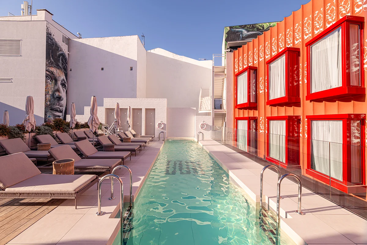 UMusic Hotel Madrid presenta una nueva edición de su plan estrella para combatir el calor: el Splash Pass, una experiencia diseñada para desconectar y refrescarse. Abierto tanto a huéspedes como a público externo, este exclusivo pase de piscina, con acceso limitado según disponibilidad, transforma la cuarta planta del hotel en un espacio único donde relajarse entre chapuzones, cócteles bien fríos y una cuidada selección musical que refleja el ADN del hotel, siempre ligado al ritmo y al entretenimiento. Ubicado a pocos pasos de la Puerta del Sol, el Splash Pass está disponible todos los días de la semana, incluidos festivos, en horario de 11:00 a 19:00 horas.