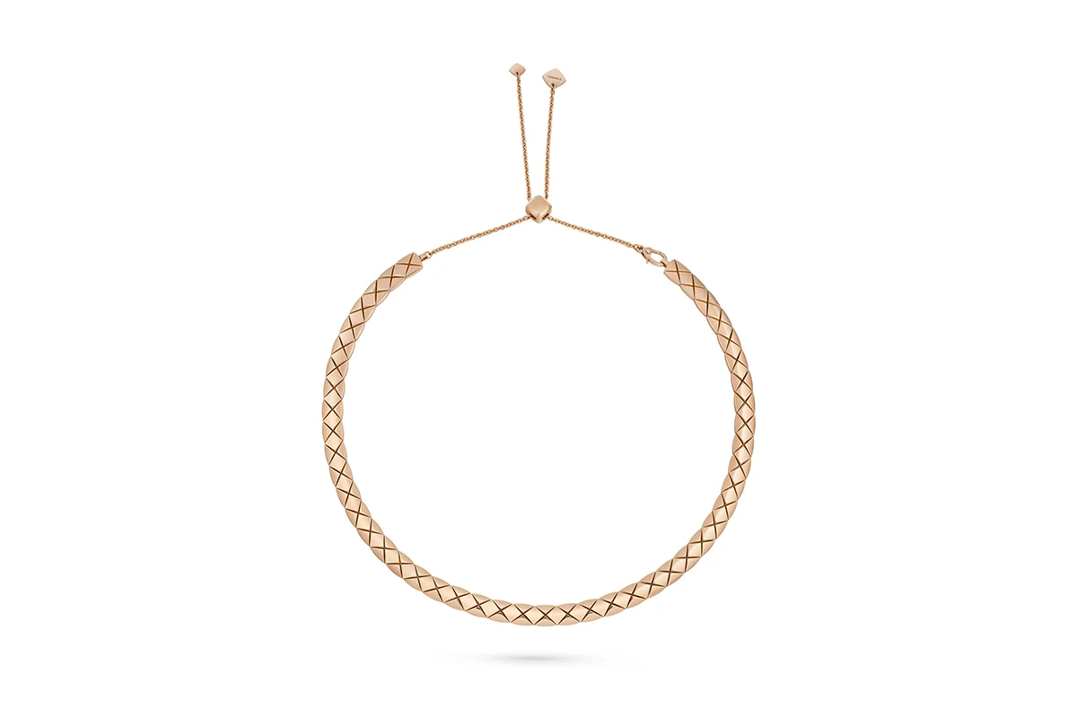 Entre anillos, pulseras, pendientes y collares, un motivo. Acolchado y tras la famosa inscripción 2.55, Chanel sigue escribiendo la historia de lujo de las mujeres con vida y movimiento. Creaciones exponentes tanto de maestría técnica como de expresión estilística.