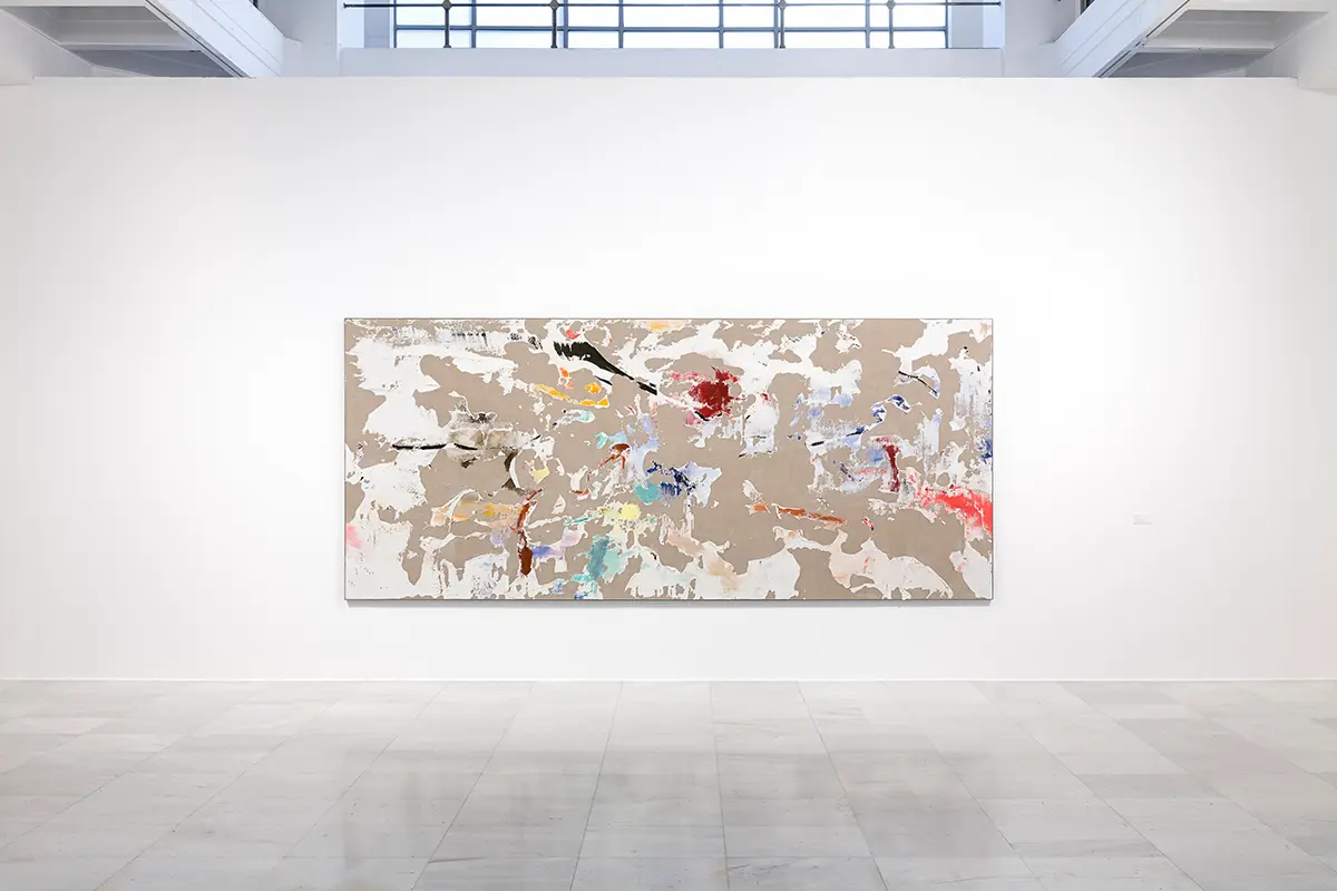 La Sala Alcalá 31 alberga una exposición que explora el universo artístico y creativo de Secundino Hernández. 