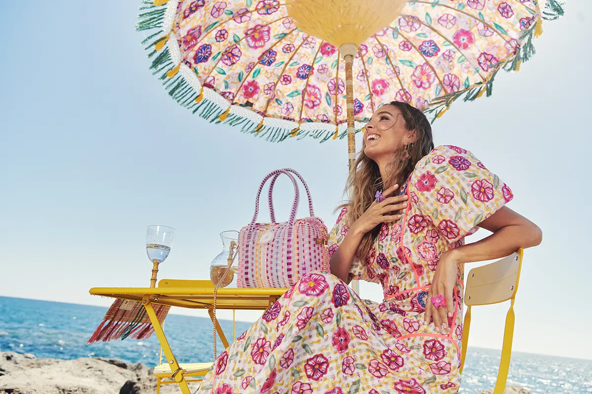 Las sombrillas que convierten tu terraza en un desfile de moda veraniega