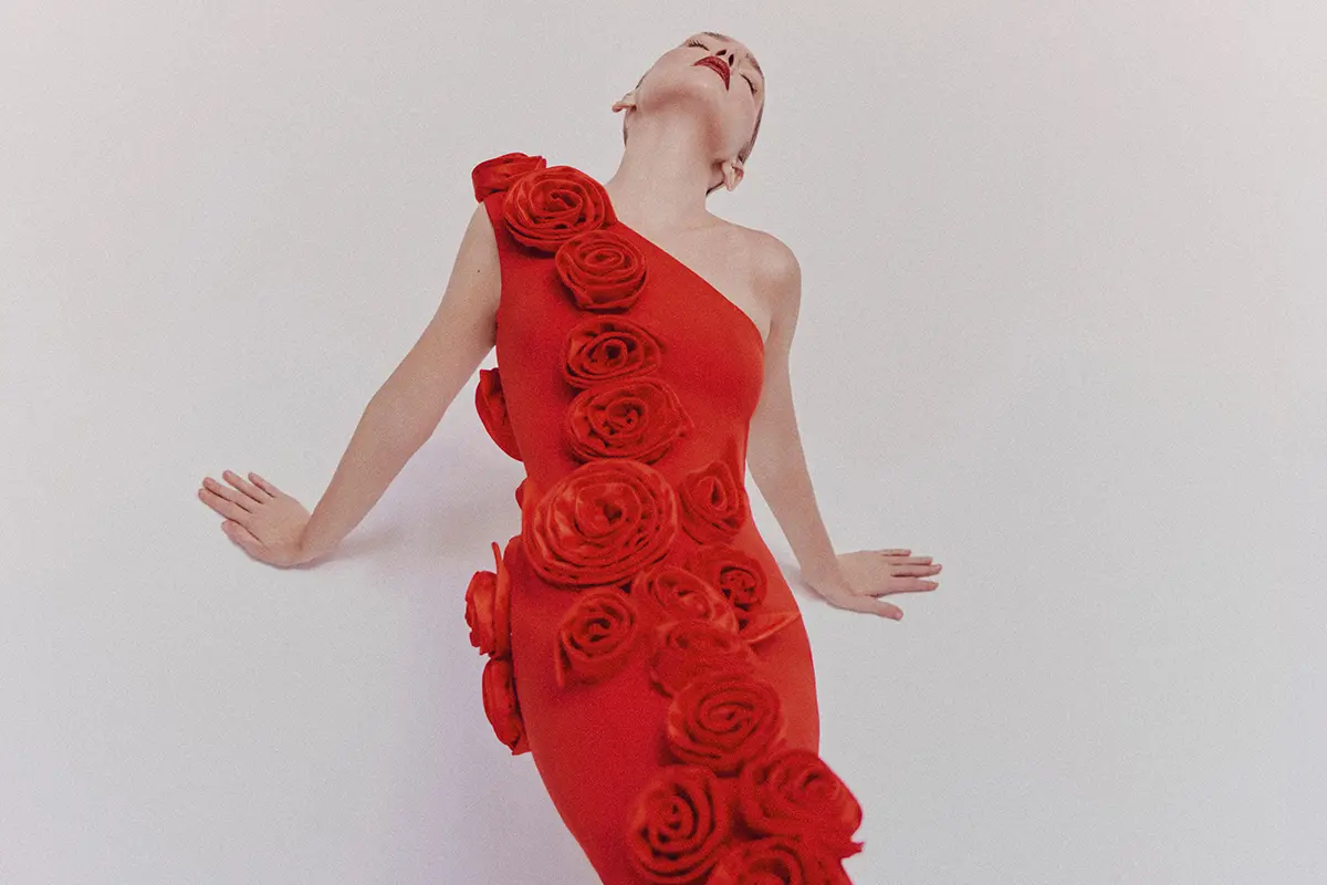 Mario Salafranca: La voz de la elegancia contemporánea en la alfombra roja 