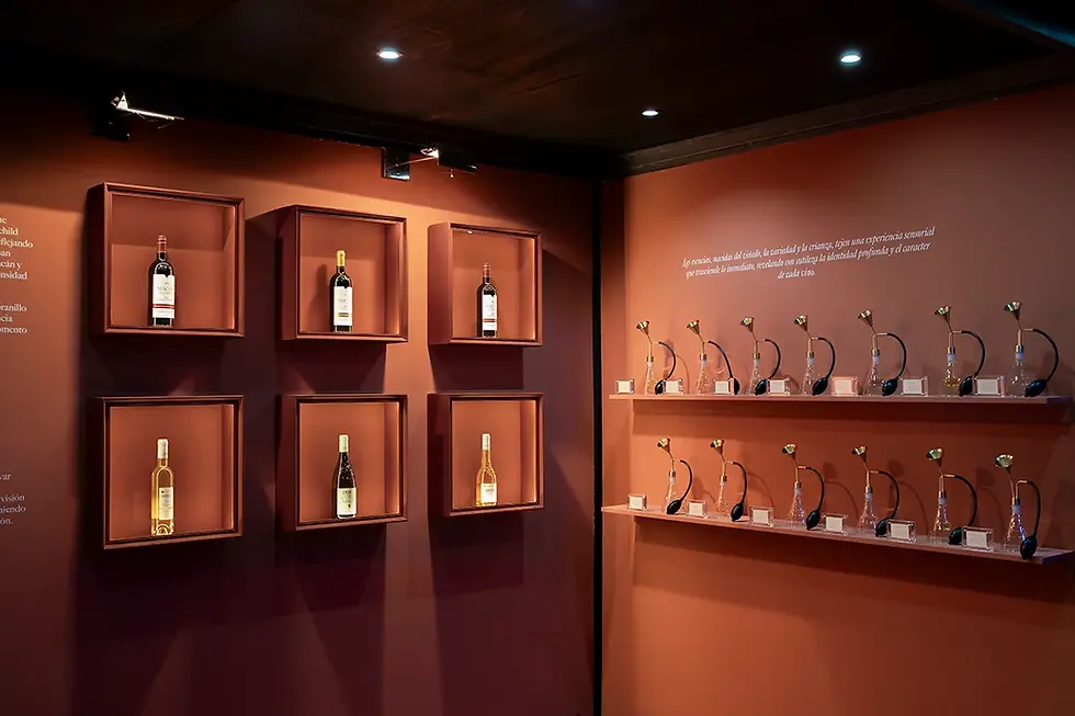 El vino y el tenis tienen este año un nuevo punto de unión en el Mutua Madrid Open 2026 gracias a la incorporación de TEMPOS Vega Sicilia como colaborador oficial del torneo. Durante las dos semanas de competición, los protagonistas enológicos serán Mandolás y Macán Clásico, dos vinos que representan la excelencia, la autenticidad y la visión contemporánea de la alta viticultura europea.
Por un lado, Mandolás, elaborado por Bodegas Oremus, ofrece una interpretación moderna de la histórica región húngara de Tokaj. Elaborado exclusivamente con uva Furmint, este vino blanco seco sorprende por su marcada mineralidad, su vibrante acidez y una elegancia fresca que se equilibra con notas de fruta blanca, cítricos y delicados matices de madera. Un perfil sofisticado que lo convierte en el acompañante perfecto para mariscos, sushi o pescados.
Desde La Rioja llega Macán Clásico, fruto de la colaboración entre Benjamin de Rothschild & Vega Sicilia, un tinto que combina tradición y modernidad a través de una interpretación elegante del Tempranillo riojano. Con notas de fruta roja, textura sedosa y un equilibrio entre intensidad y frescura, el vino refleja una visión contemporánea del terruño riojano sin perder autenticidad.
Ambos vinos podrán disfrutarse en el Club VIP del torneo y en un espacio sensorial diseñado especialmente para la ocasión, donde expertos sumilleres acercarán a los asistentes los aromas y matices que definen estas dos etiquetas excepcionales.