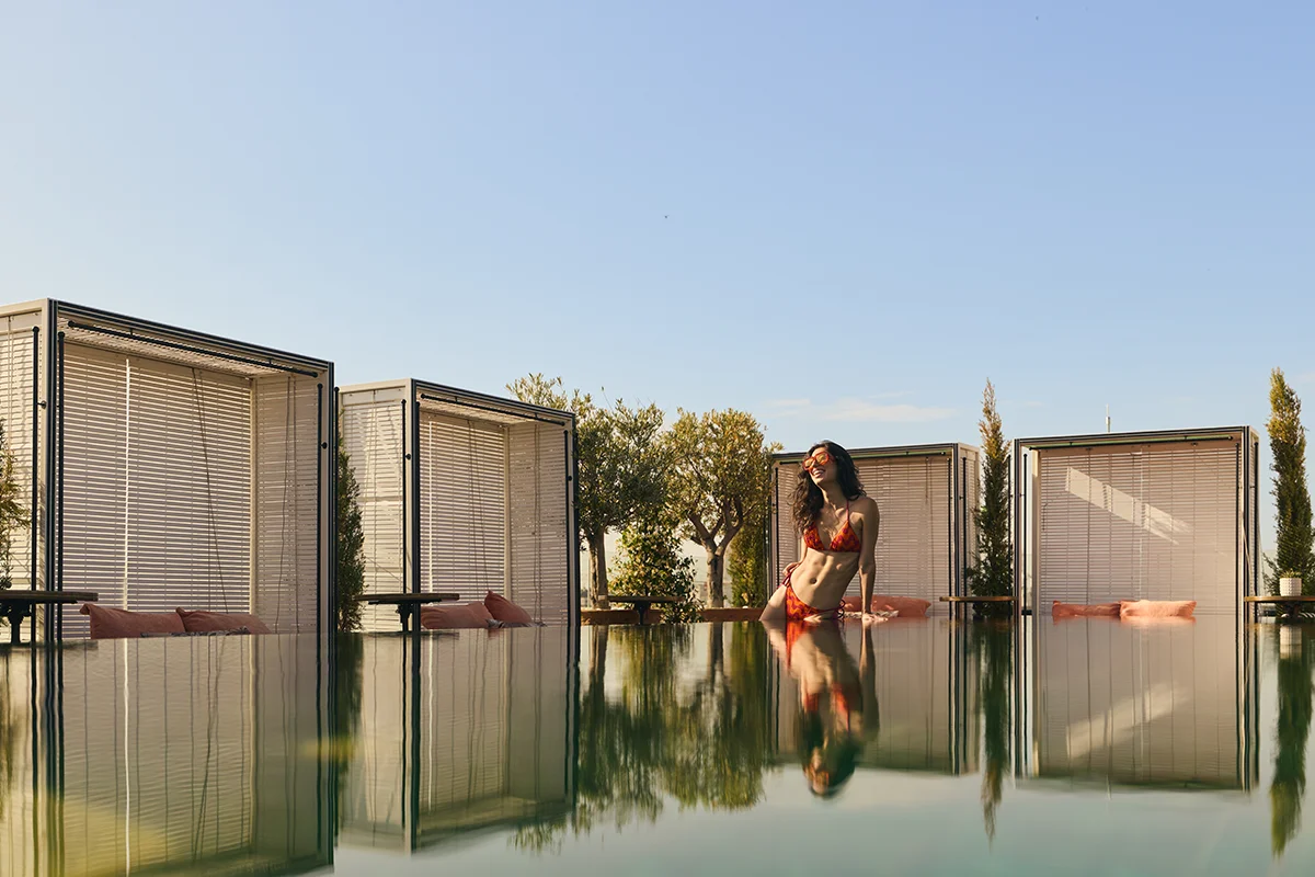 El Day Pass en Picos Pardos Sky Lounge del Bless Hotel Madrid es otra forma de disfrutar de uno de los rooftops más especiales de la capital. En pleno Barrio de Salamanca y bajo el concepto "One BLESSED Day", el plan combina acceso a la piscina y cama balinesa para dos personas junto a una botella de champagne Ruinart Brut, convirtiendo Picos Pardos Sky Lounge en el escenario perfecto para celebrar, regalarse un capricho o simplemente dejar que el día avance a otro ritmo. Además, la experiencia puede completarse con la propuesta gastronómica del espacio, pensada para acompañar cada momento del día: desde un almuerzo relajado junto a la piscina hasta una sobremesa que se alarga. Disponen de dos modalidades para disfrutarlo como mejor te convenga: pase de día completo, para quienes quieren disfrutar de la piscina de 10:00 h a 20:00 h, o pase de medio día, con turno de mañana o de tarde.