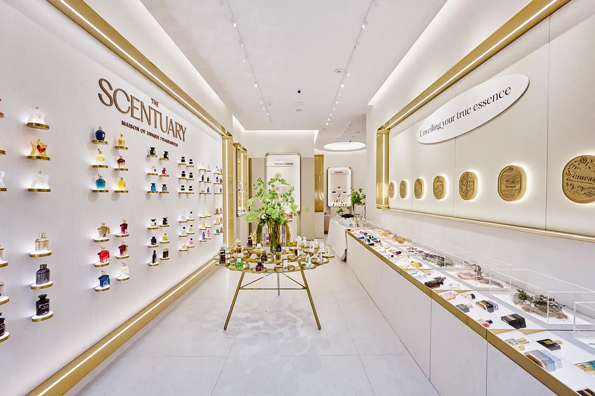 The Scentuary nace en Madrid con la misión de convertirse en un referente del lujo olfativo contemporáneo. Concebido como un punto de encuentro para quienes buscan autenticidad, creatividad y emoción, este espacio transforma la perfumería de autor en una experiencia sensorial completa. Cada fragancia cuenta una historia y cada visita se convierte “en un viaje que va más allá de lo comercial, celebrando la autoría y la emoción en cada aroma”, según Marta Gabriel, Directora de Marketing de la firma. Inspirado en la atmósfera de una galería de arte y el atelier de un creador, The Scentuary ofrece un recorrido inmersivo donde el perfume se percibe con todos los sentidos. Su innovador sistema de cerámicas aromáticas, calentadas e impregnadas con fragancias, permite disfrutar de los aromas de manera pausada e íntima, evocando la temperatura de la piel y la conexión personal con cada creación. Cada detalle del espacio, desde la disposición de las fragancias hasta la iluminación y el diseño interior, está pensado para estimular la curiosidad y despertar emociones. Su enfoque en la excelencia, la selección de maisons internacionales y la pasión por la artesanía, consolidan a la firma como un destino obligado para los amantes de las fragancias exclusivas y las experiencias olfativas inolvidables. www.scentuary.com