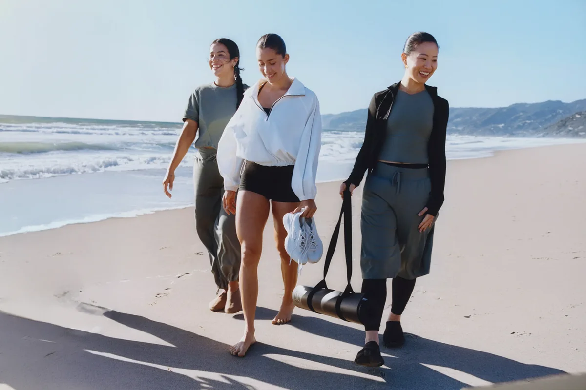 Lululemon   Su propuesta consolida este estilo como clave de la temporada. La ropa deportiva deja de estar limitada al entrenamiento para integrarse plenamente en el día a día, con especial atención a la comodidad y la versatilidad.   