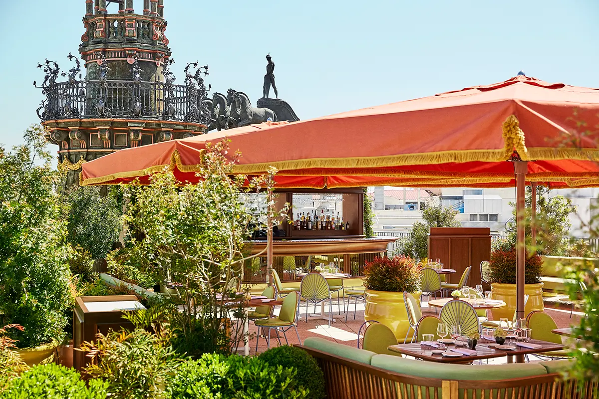 Dani Brasserie, la terraza insignia del Four Seasons Hotel Madrid, incorpora este septiembre una propuesta singular de la mano de Volcán De Mi Tierra